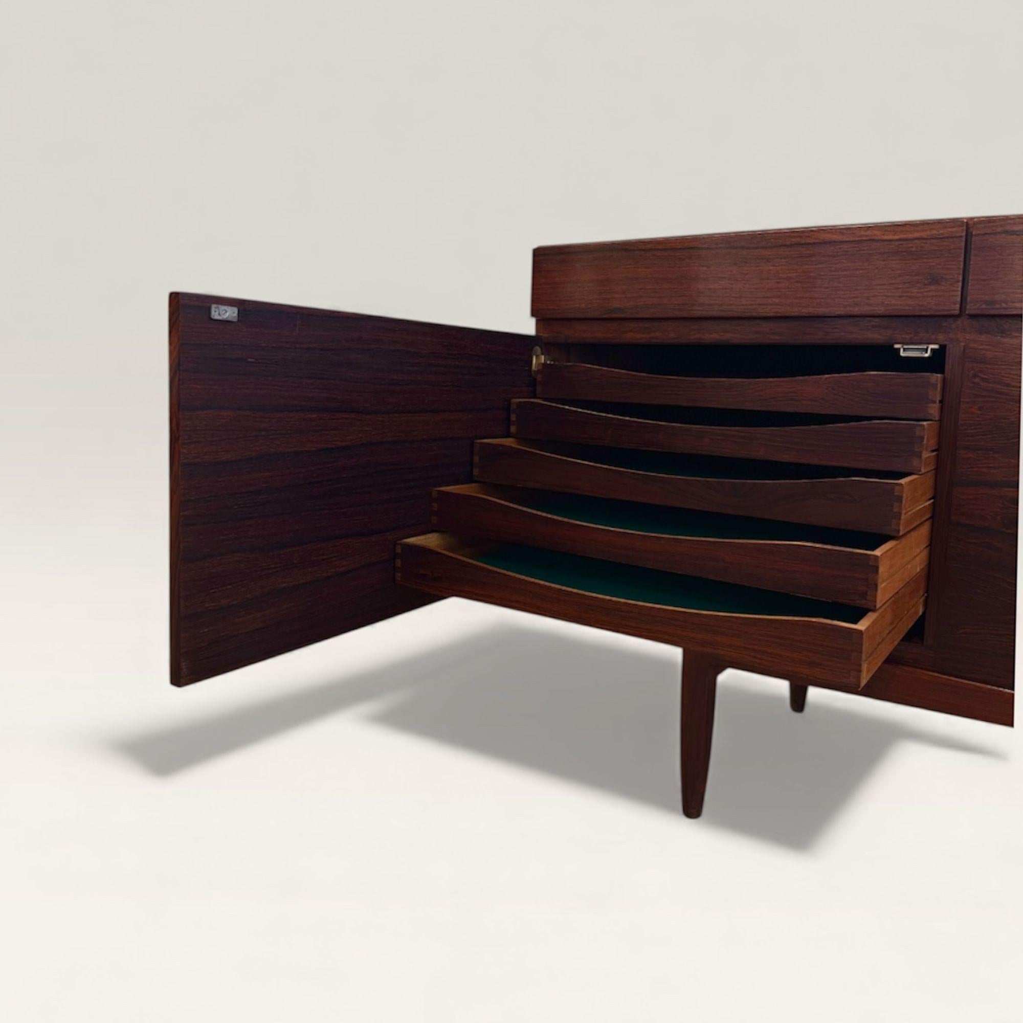 Mid-20th Century Enfilade FA66 par Ib Kofod Larsen For Sale