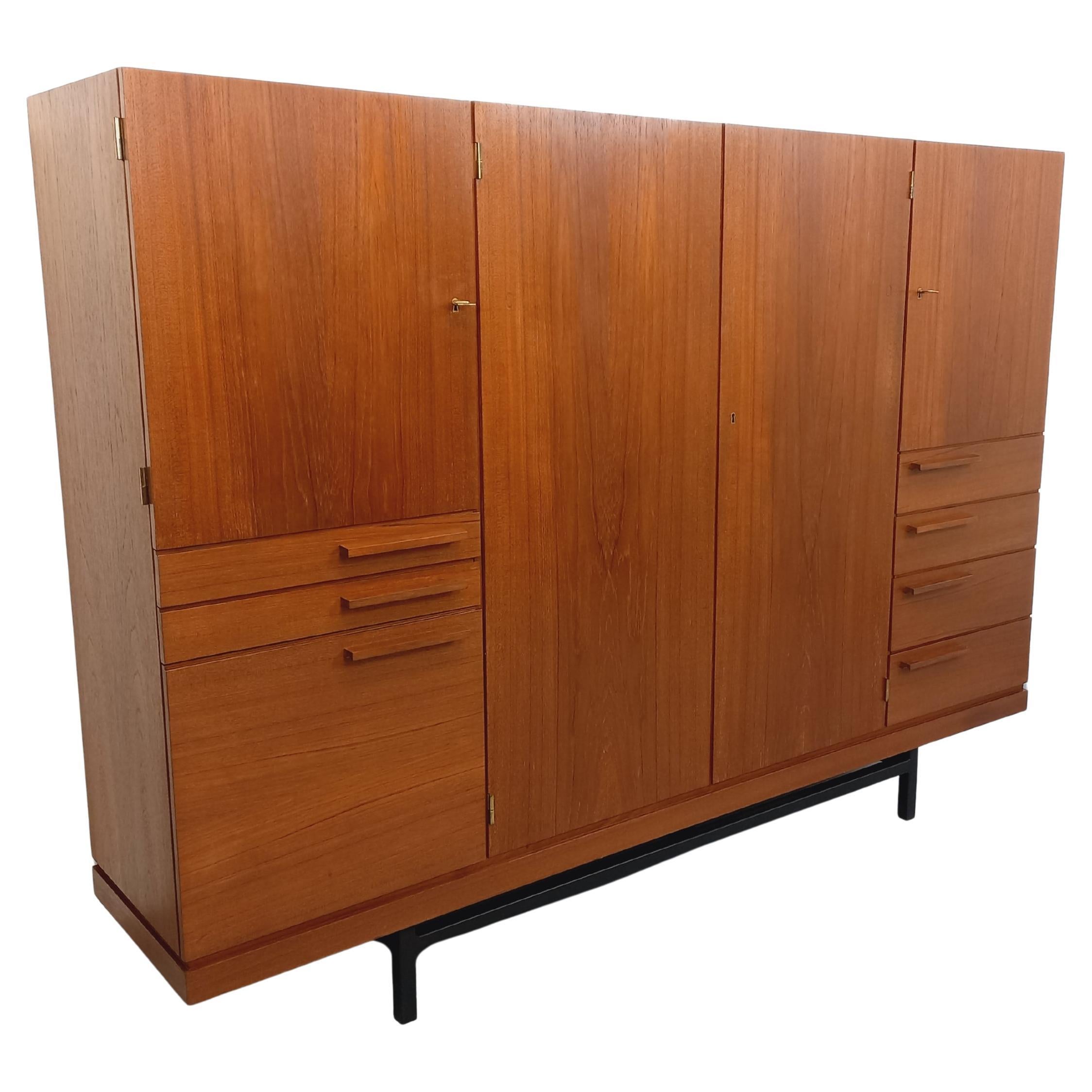 Enfilade haute scandinave moderniste vintage en teck et métal noir des années 60 im Angebot