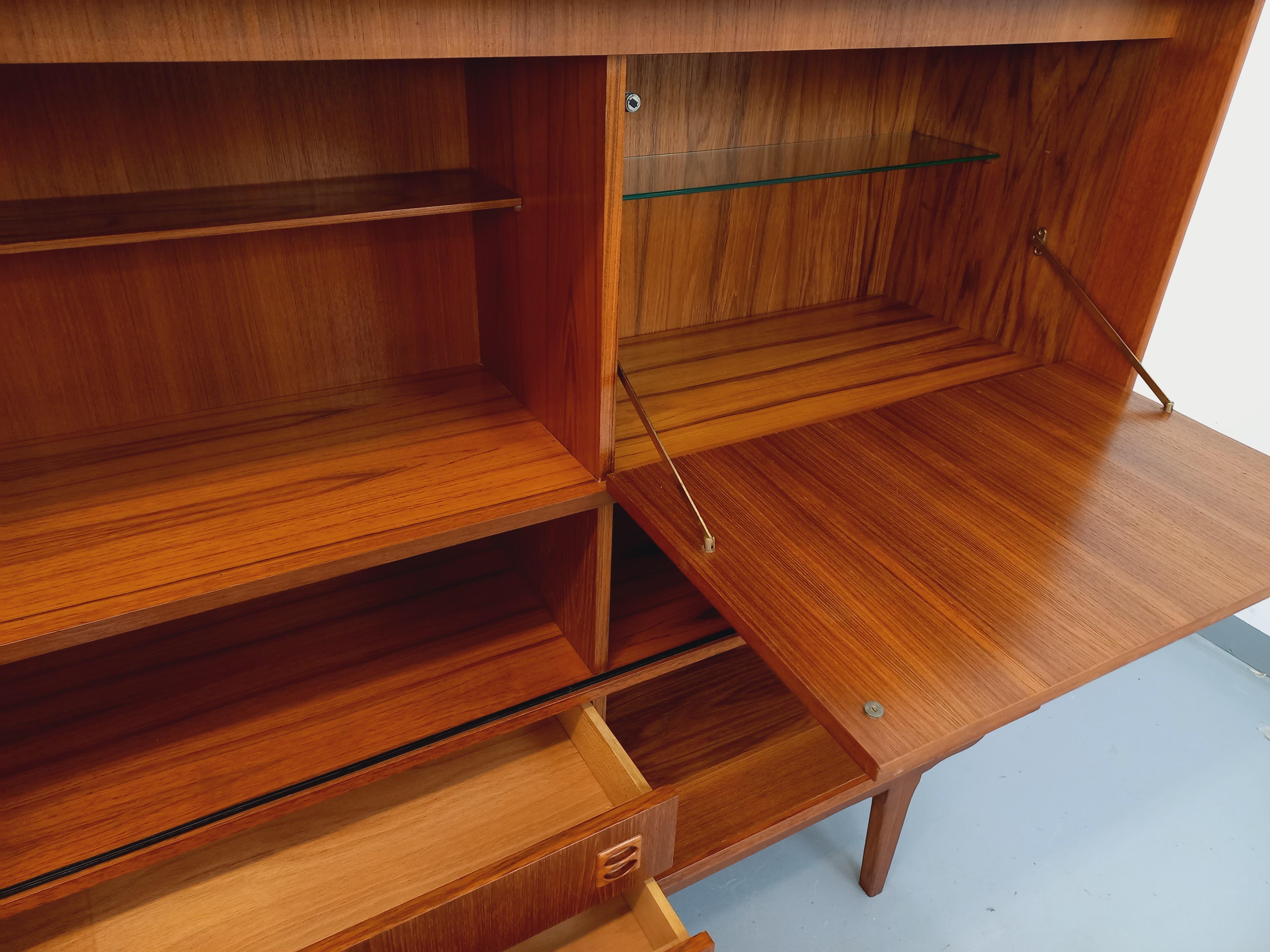 Enfilade haute style scandinave vintage en teck des années 60 in vendita 3