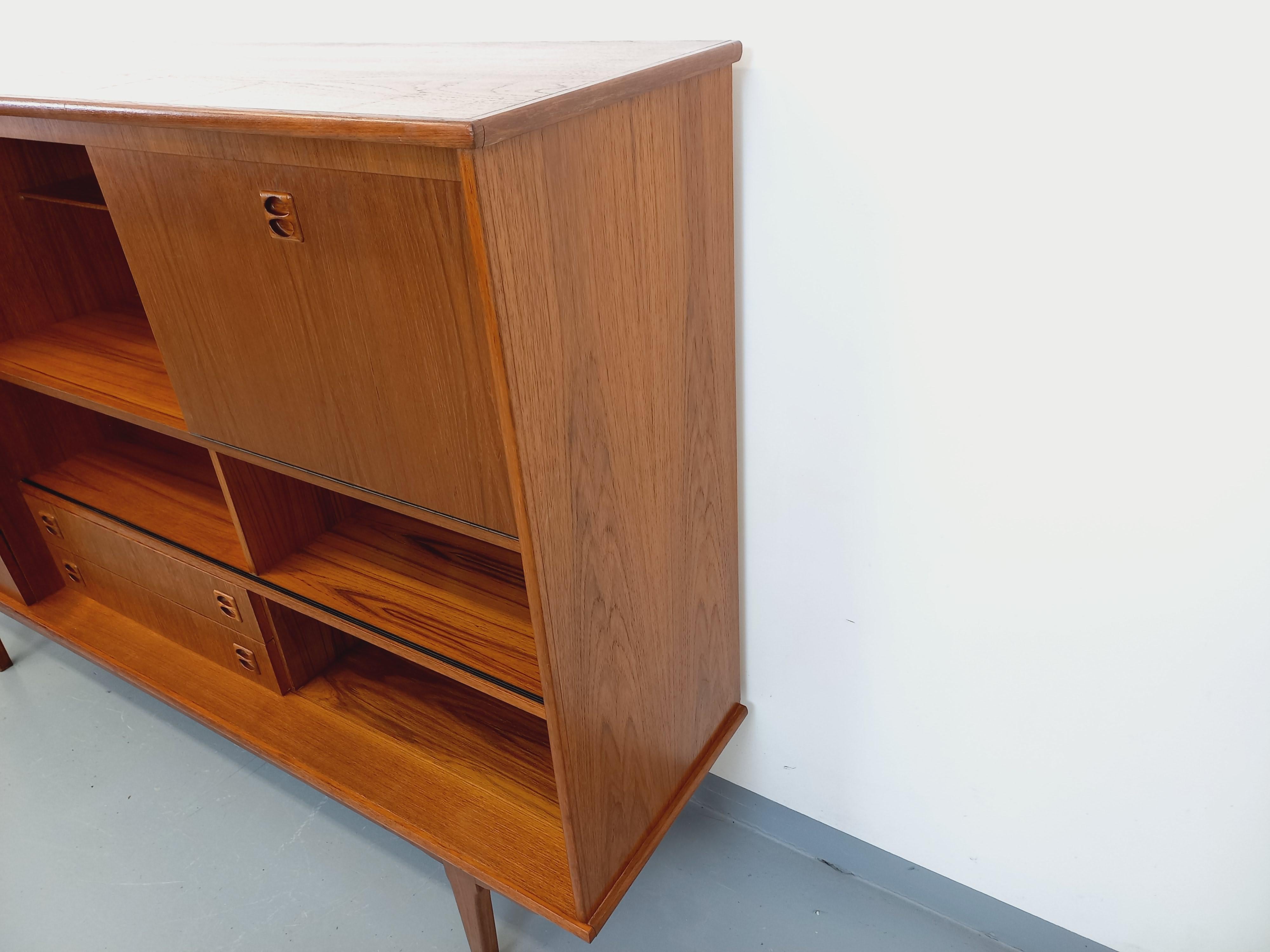 Enfilade haute style scandinave vintage en teck des années 60 In condizioni buone in vendita a BESANÇON, FR
