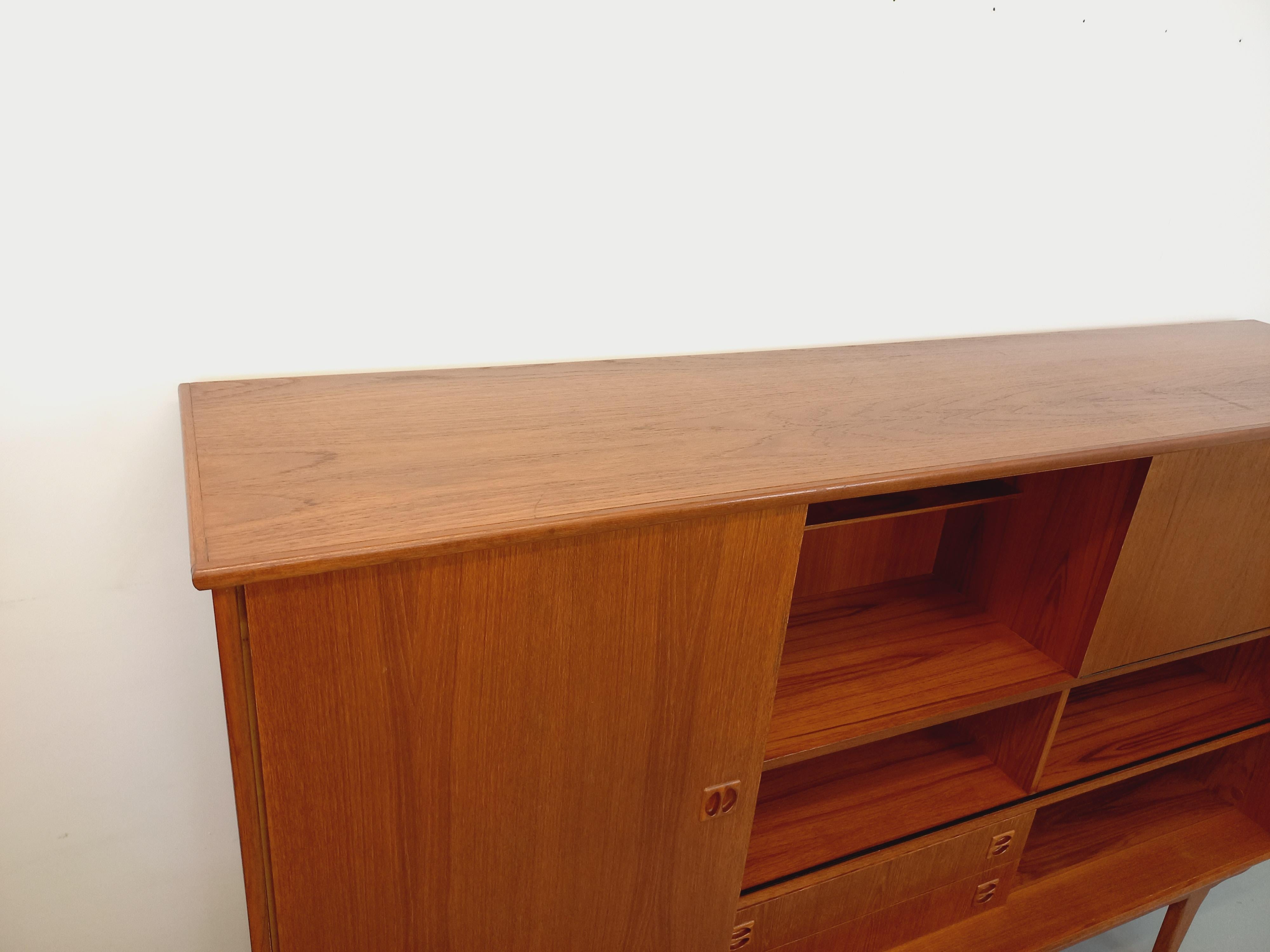 Metà XX secolo Enfilade haute style scandinave vintage en teck des années 60 in vendita