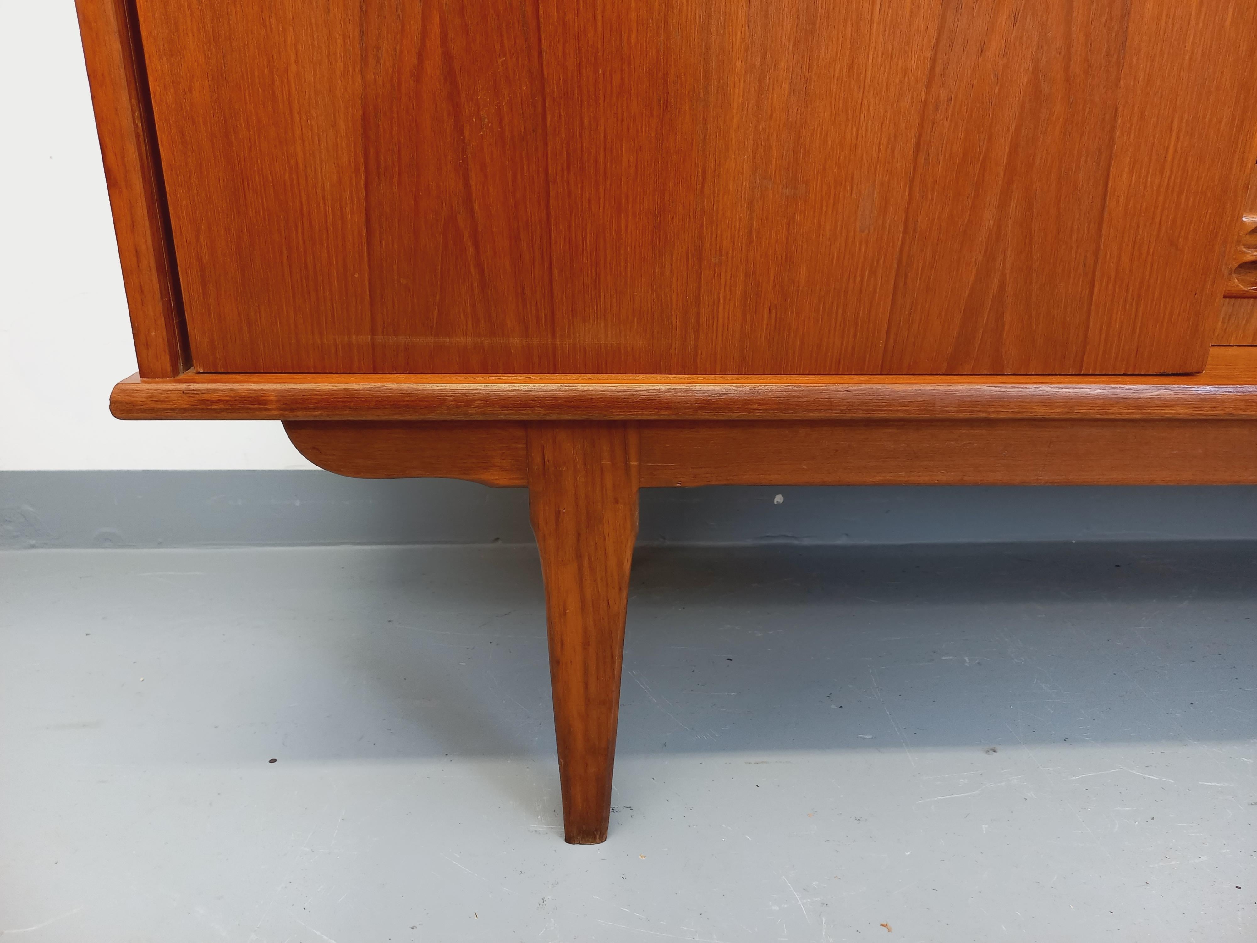 Enfilade haute style scandinave vintage en teck des années 60 in vendita 1