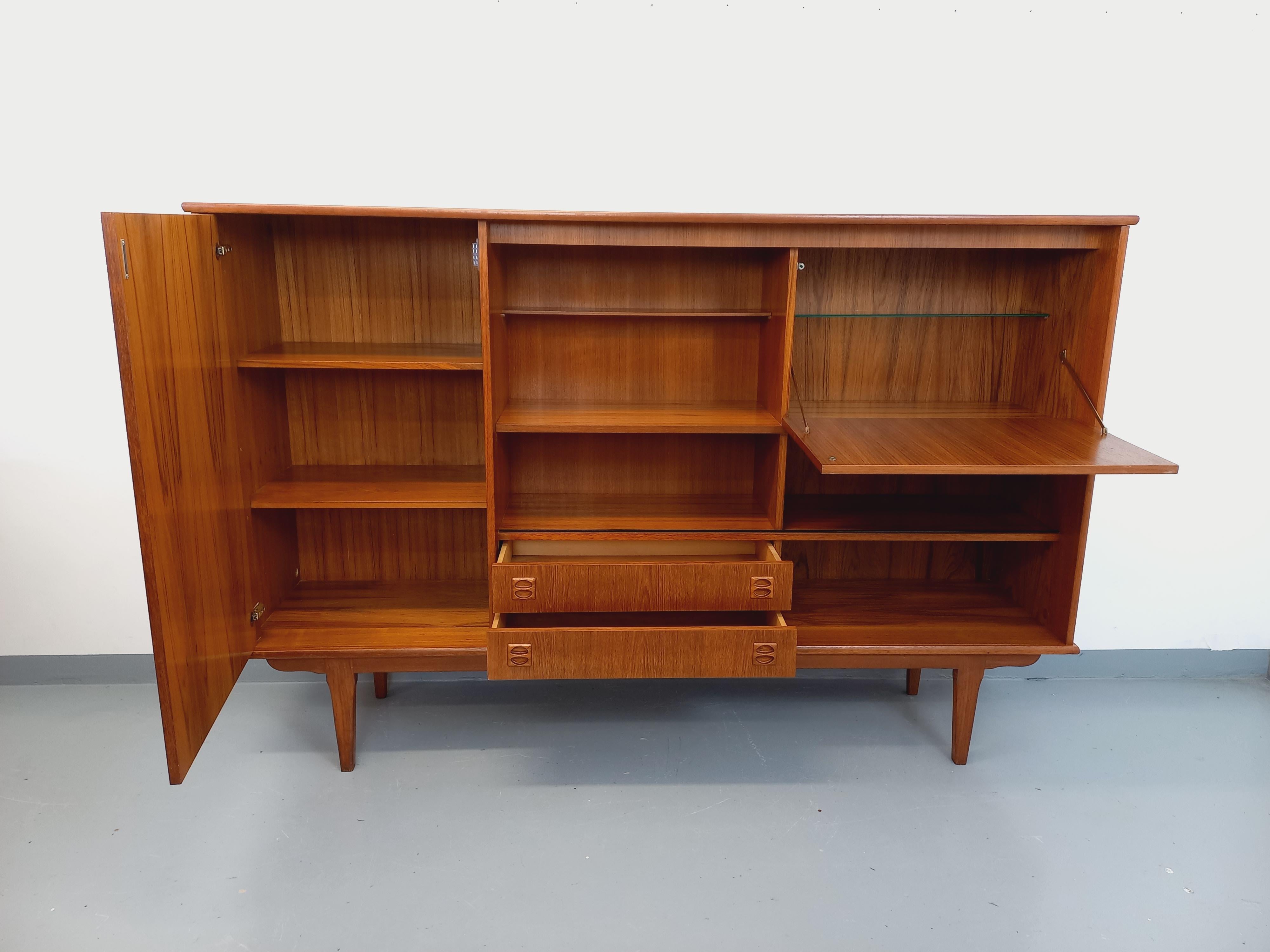 Enfilade haute style scandinave vintage en teck des années 60 in vendita 2