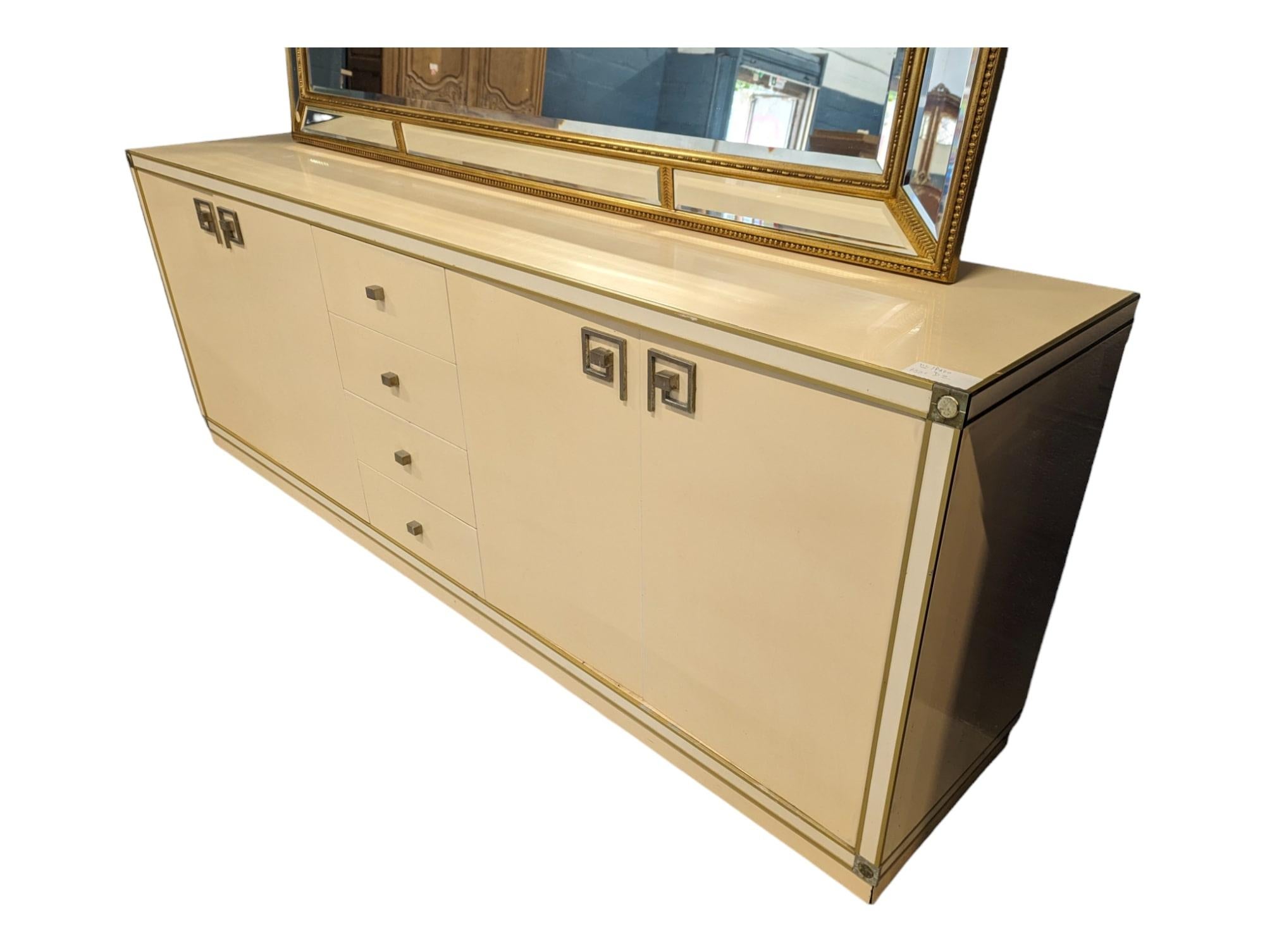 From Italy. Immerse yourself in contemporary elegance with this magnificent Italian lacquered sideboard, a piece that perfectly combines style and functionality.

Inspired by the sophistication of Italian design, this sideboard is distinguished by