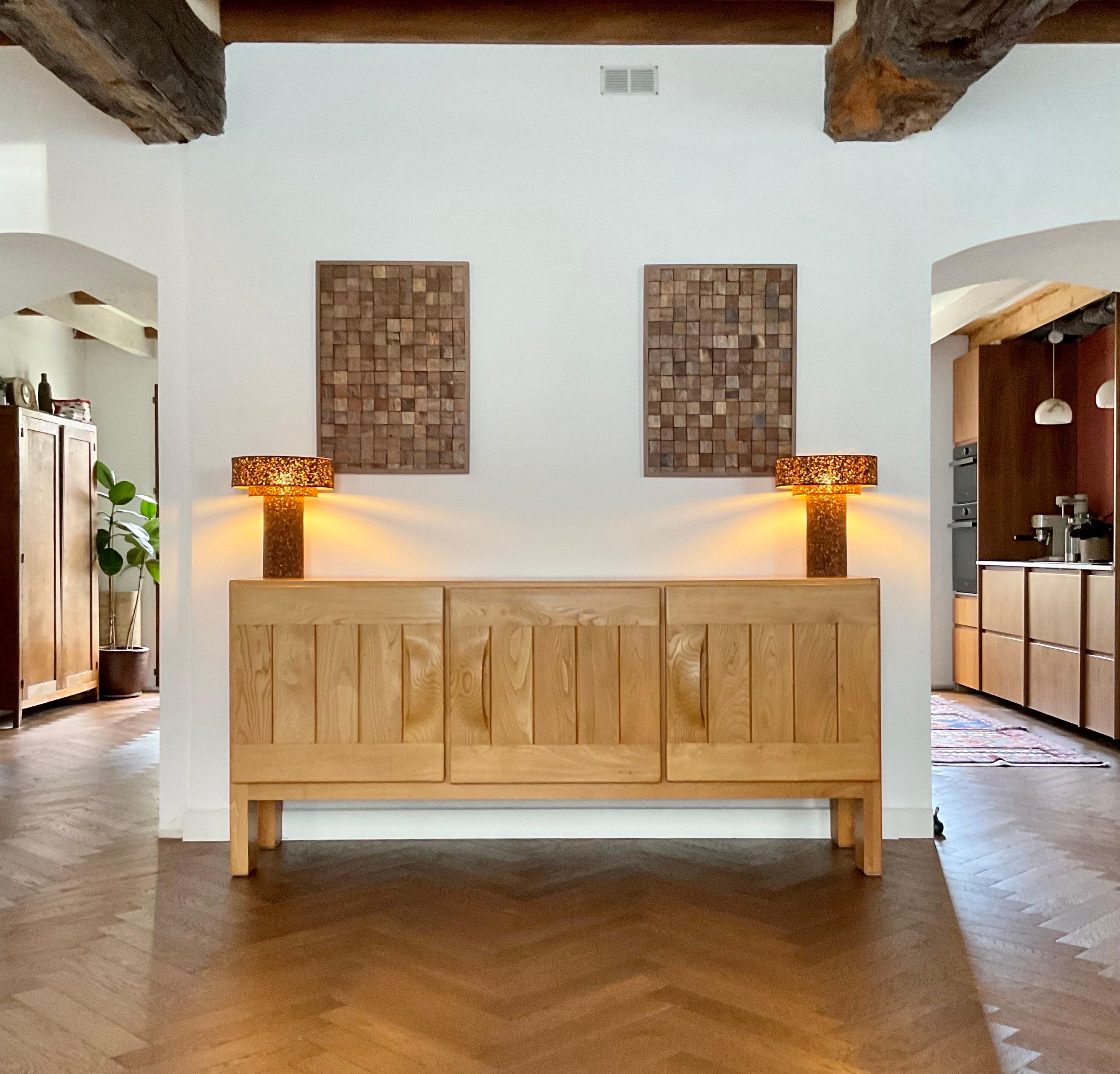 Enfilade Maison Regain en orme massif vintage années 70 3 portes, 3 étagères et 2 tiroirs. 
Die großzügige Fassade bietet einen großen Raum zum Entspannen.
En très bel état  
199 x 50 x 90 cm in der Höhe
