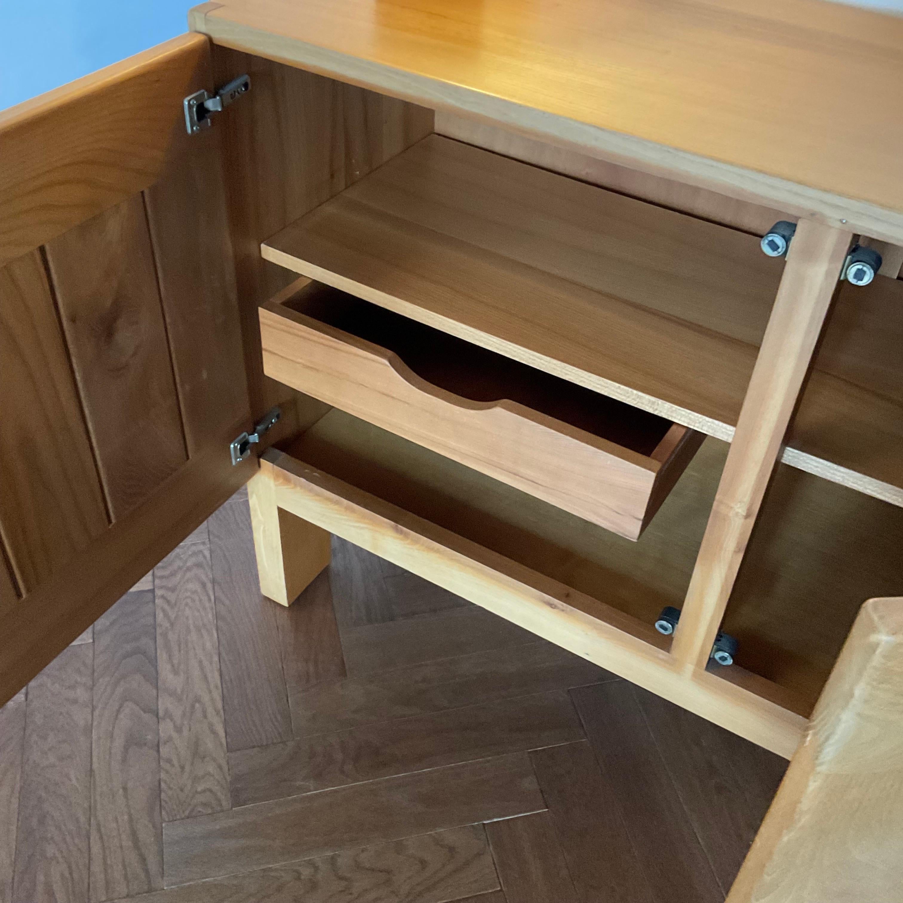 Enfilade Maison Regain orme massif années 60 / 70 im Zustand „Gut“ im Angebot in Tresbœuf, FR