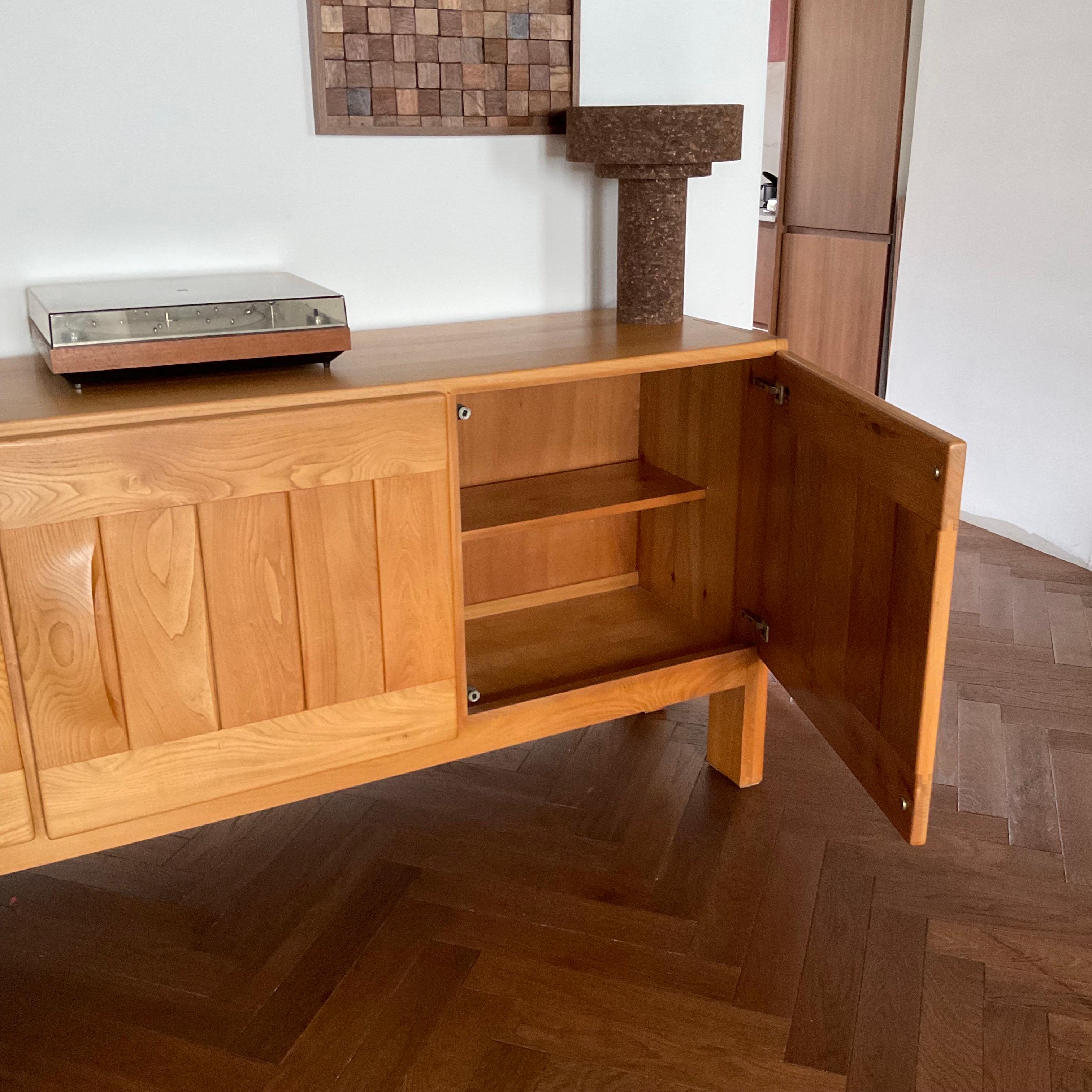 Enfilade Maison Regain orme massif années 60 / 70 (Holz) im Angebot