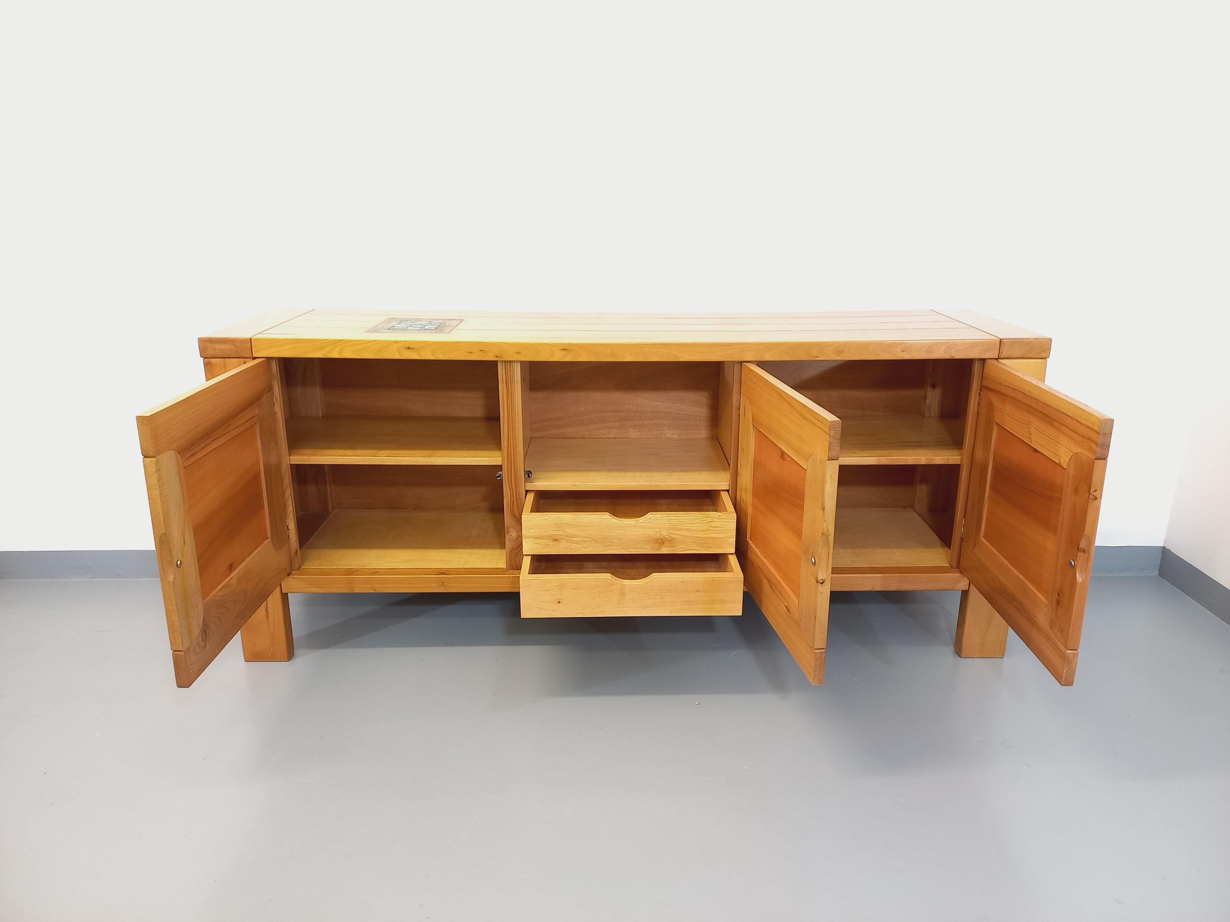 Mid-Century Modern Maison Regain vintage en orme massif des années 70 en vente