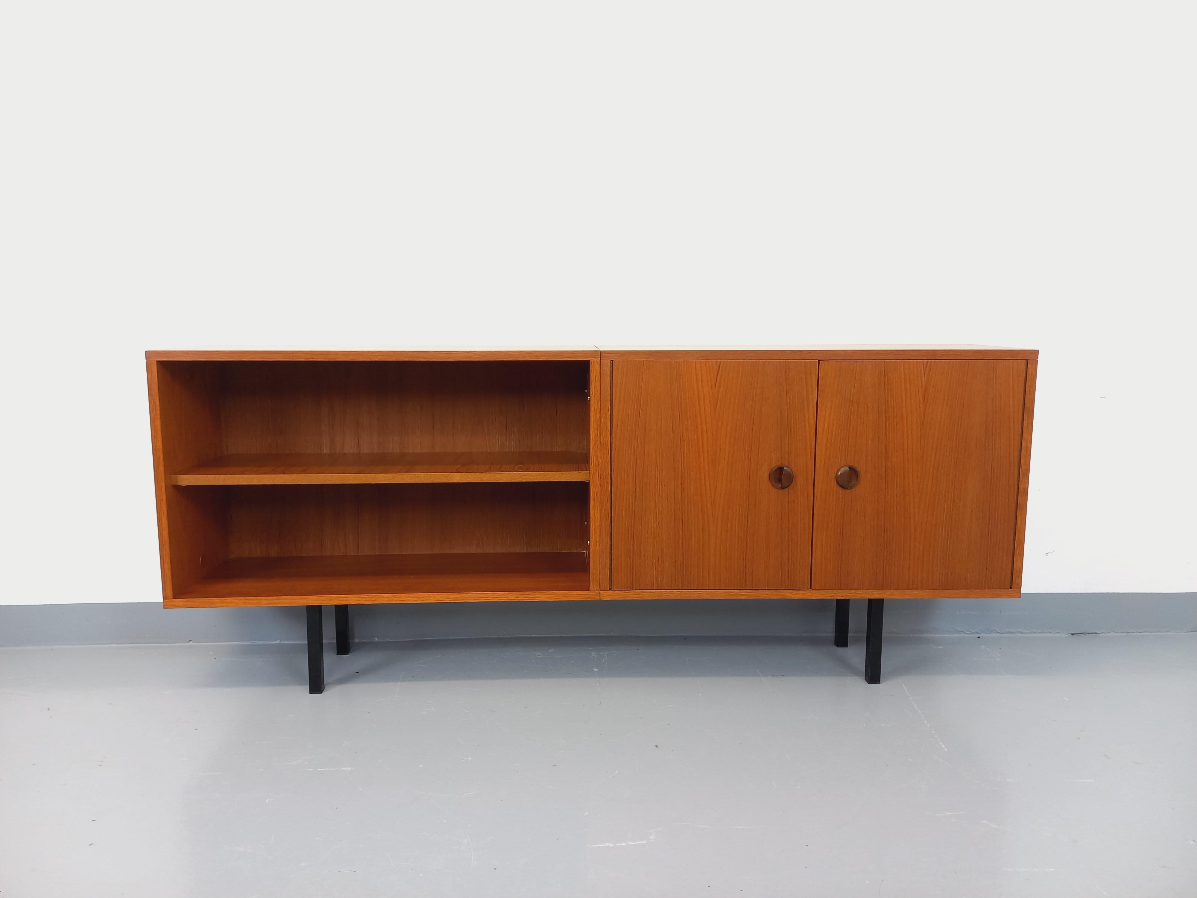 Enfilade meuble de rangement vintage des années 60, style scandinave et moderniste, dans le goût des meubles de Antoine Philippon et Jacqueline Lecoq pour Degorre ou de Pierre Guariche pour ARP Minvielle, en teck, pieds tubulaires carrés en métal