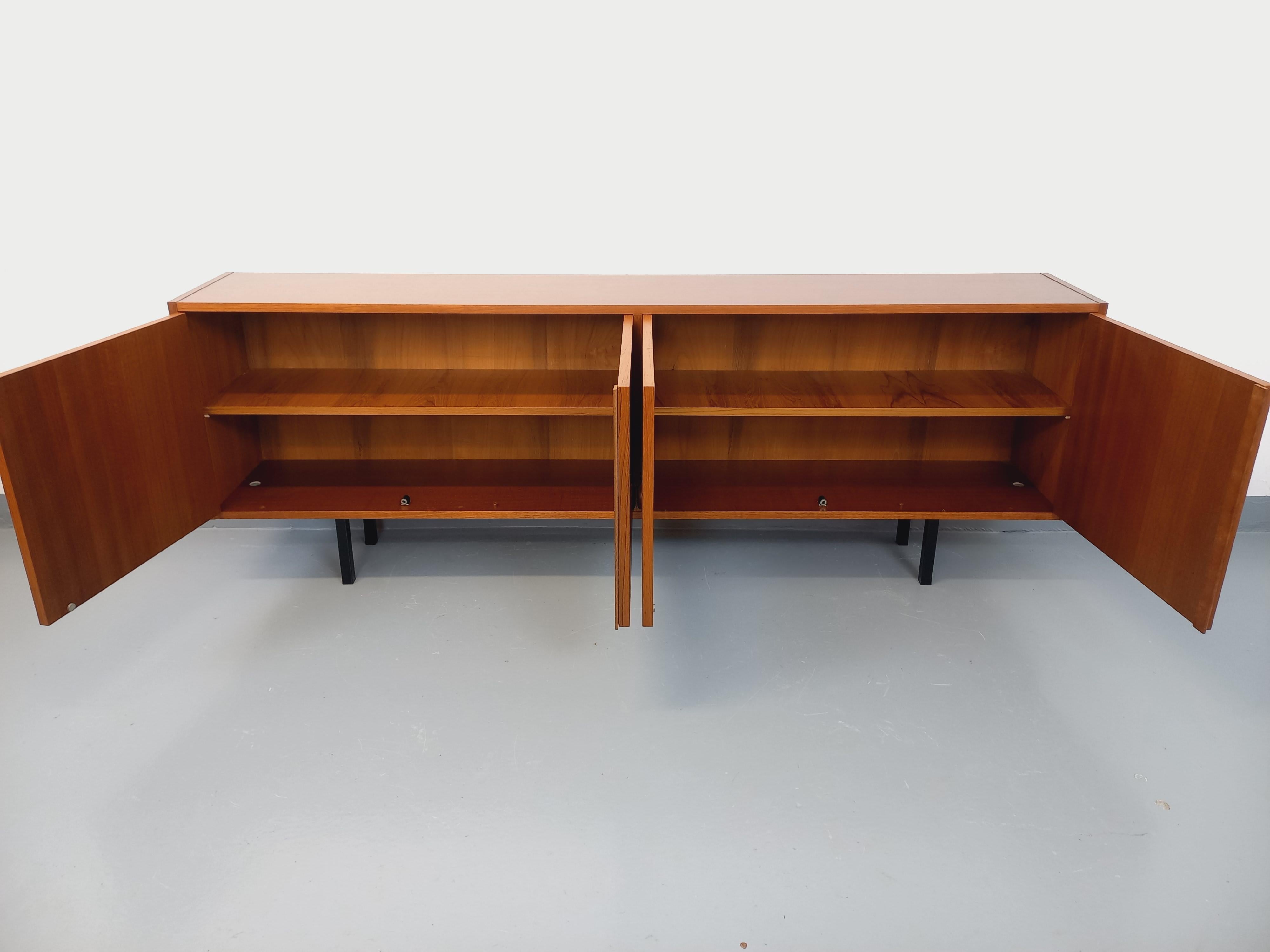 Enfilade meuble de rangement vintage style scandinave moderniste en teck For Sale 3