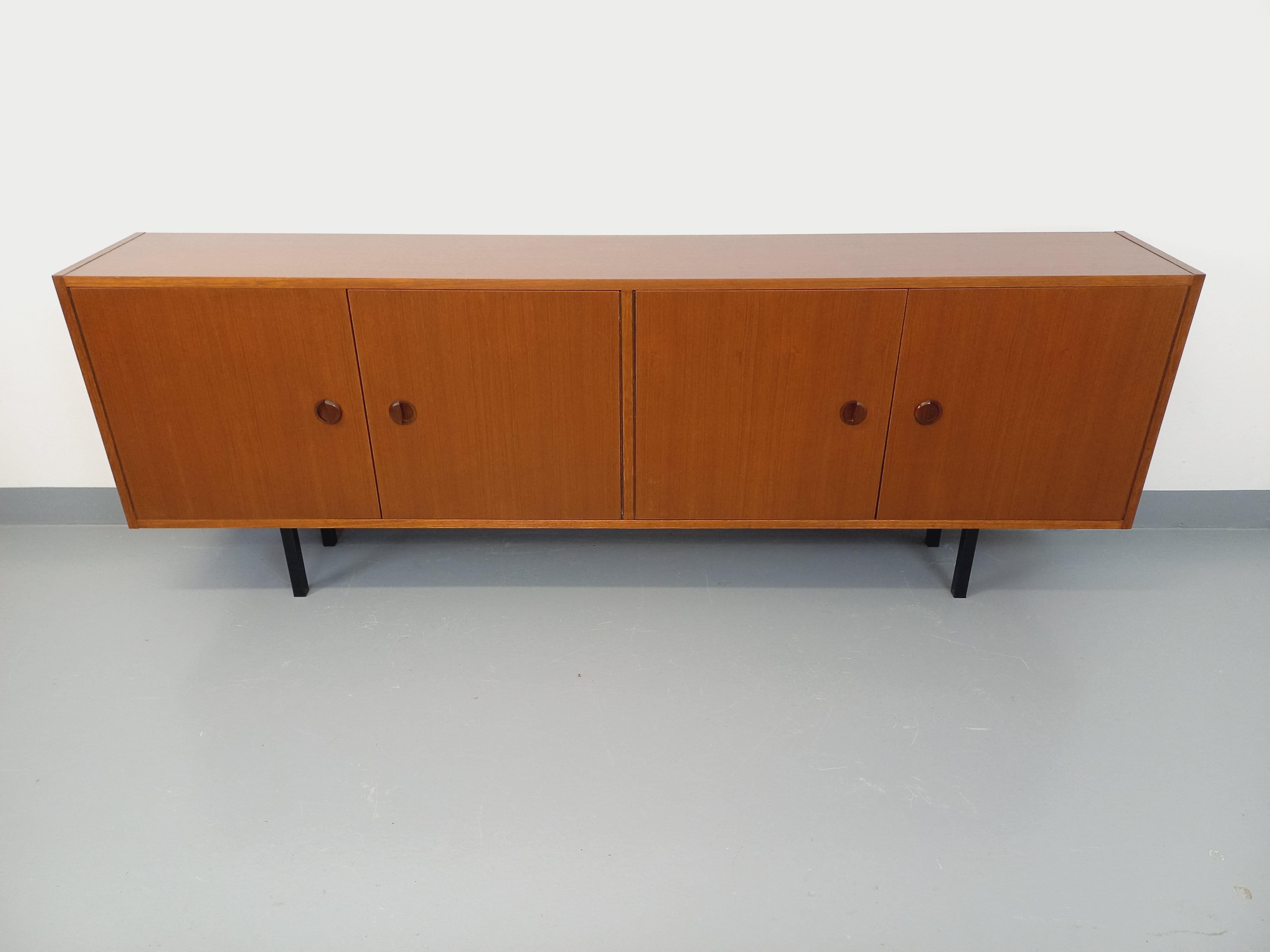 Enfilade meuble de rangement vintage style scandinave moderniste en teck For Sale 4