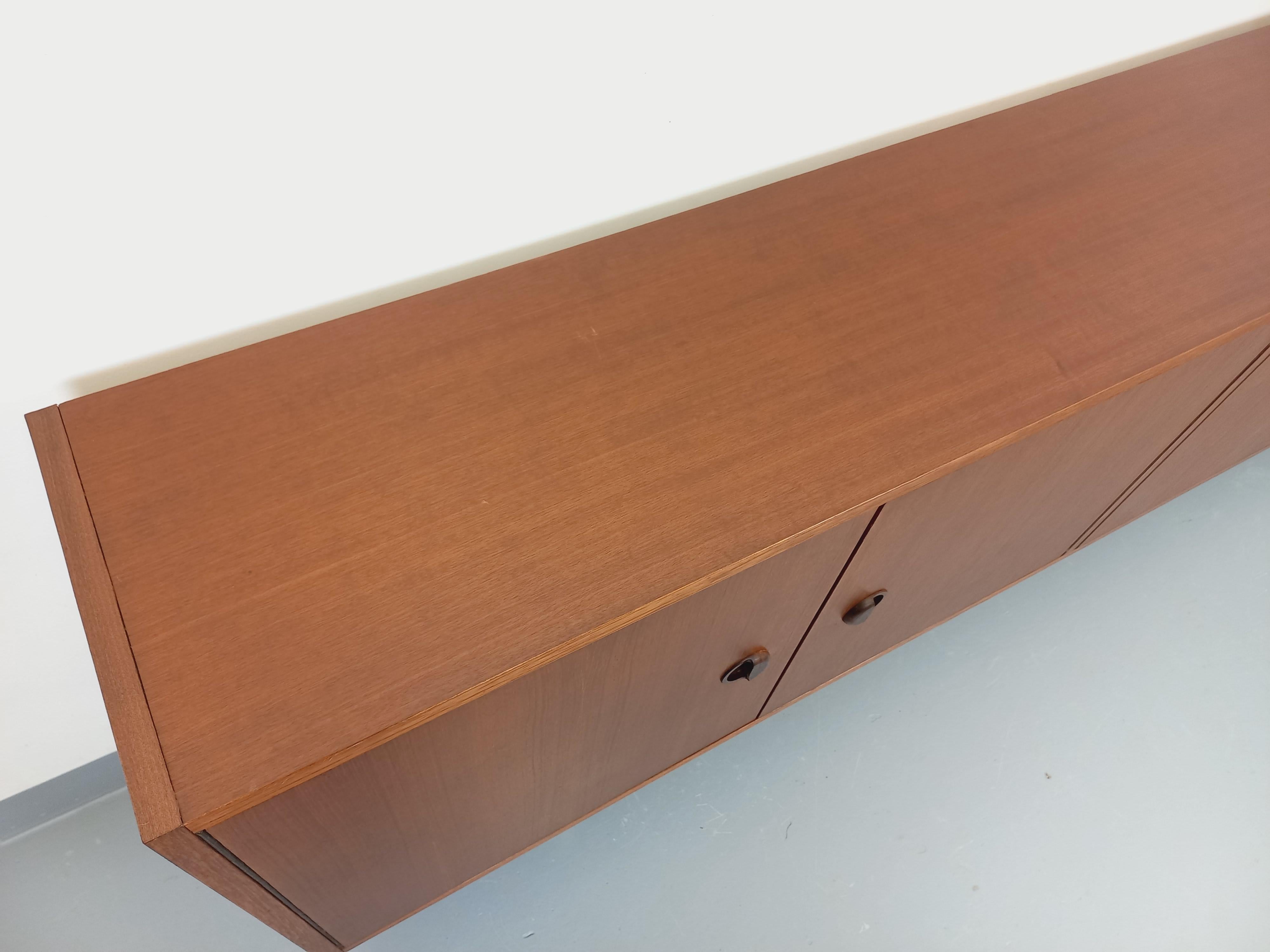 Enfilade meuble de rangement vintage style scandinave moderniste en teck For Sale 5