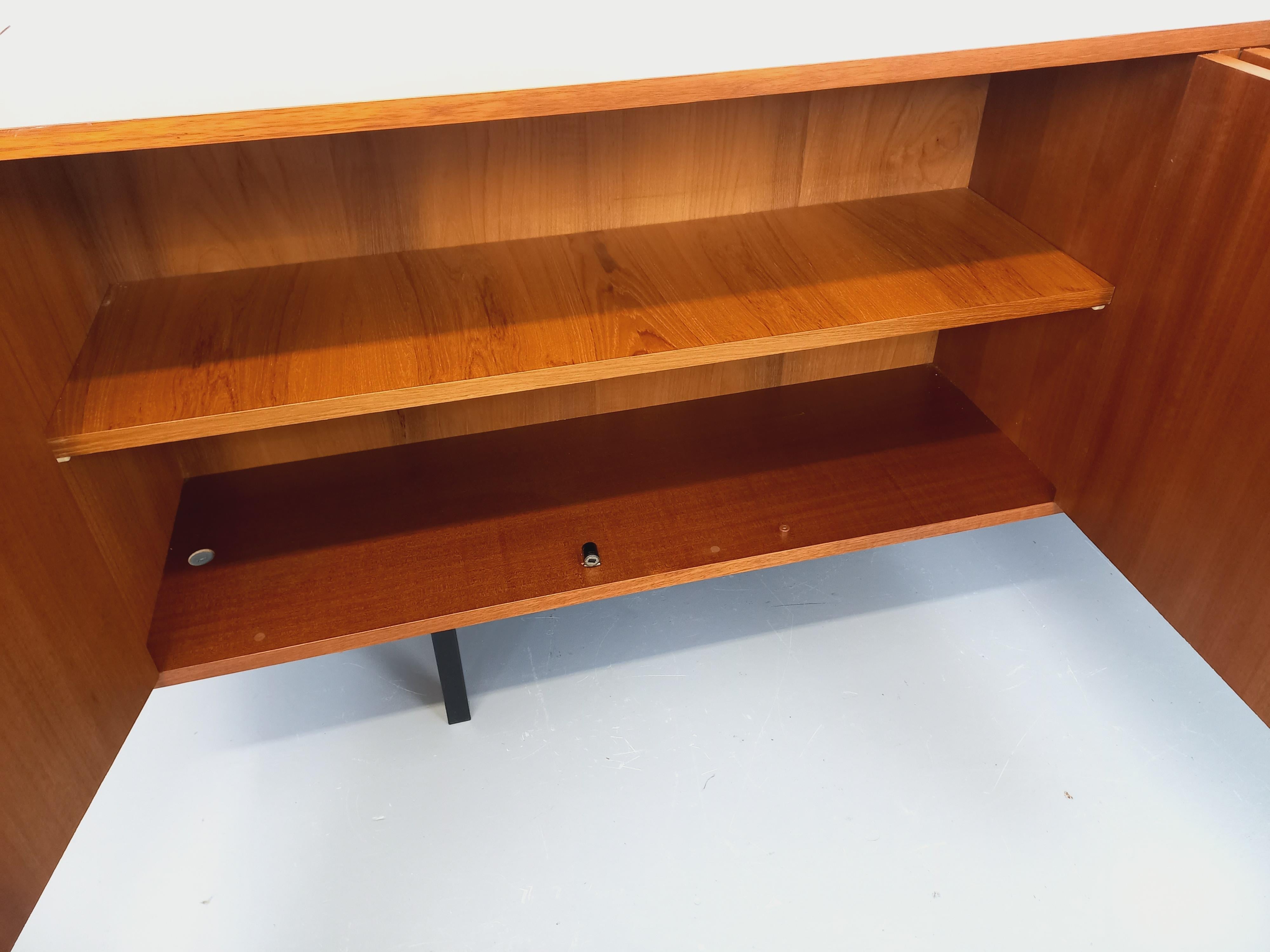 Enfilade meuble de rangement vintage style scandinave moderniste en teck For Sale 9