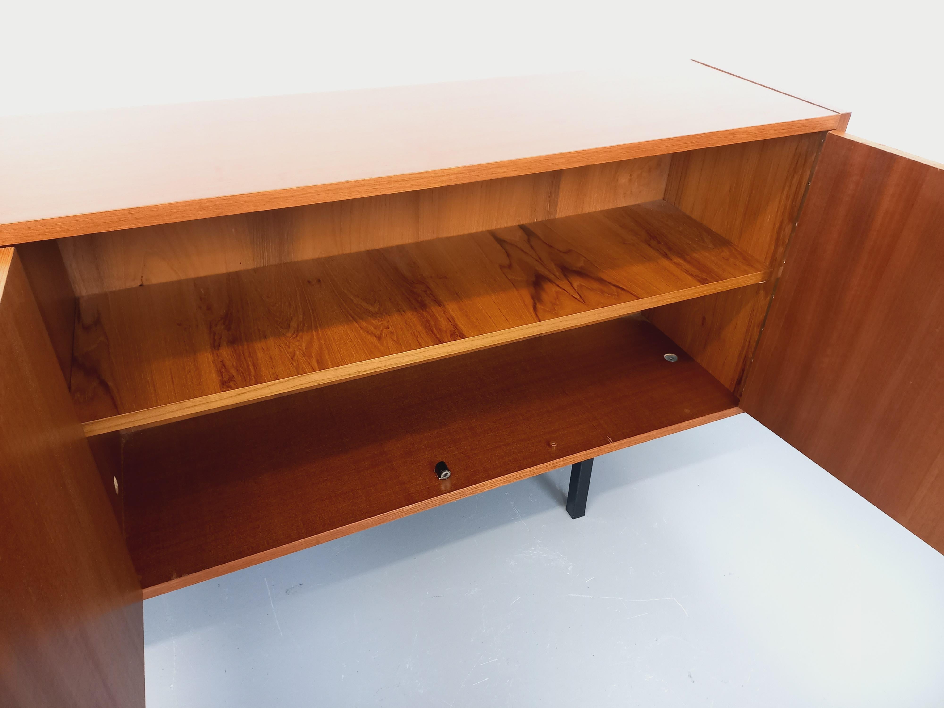 Enfilade meuble de rangement vintage style scandinave moderniste en teck For Sale 10