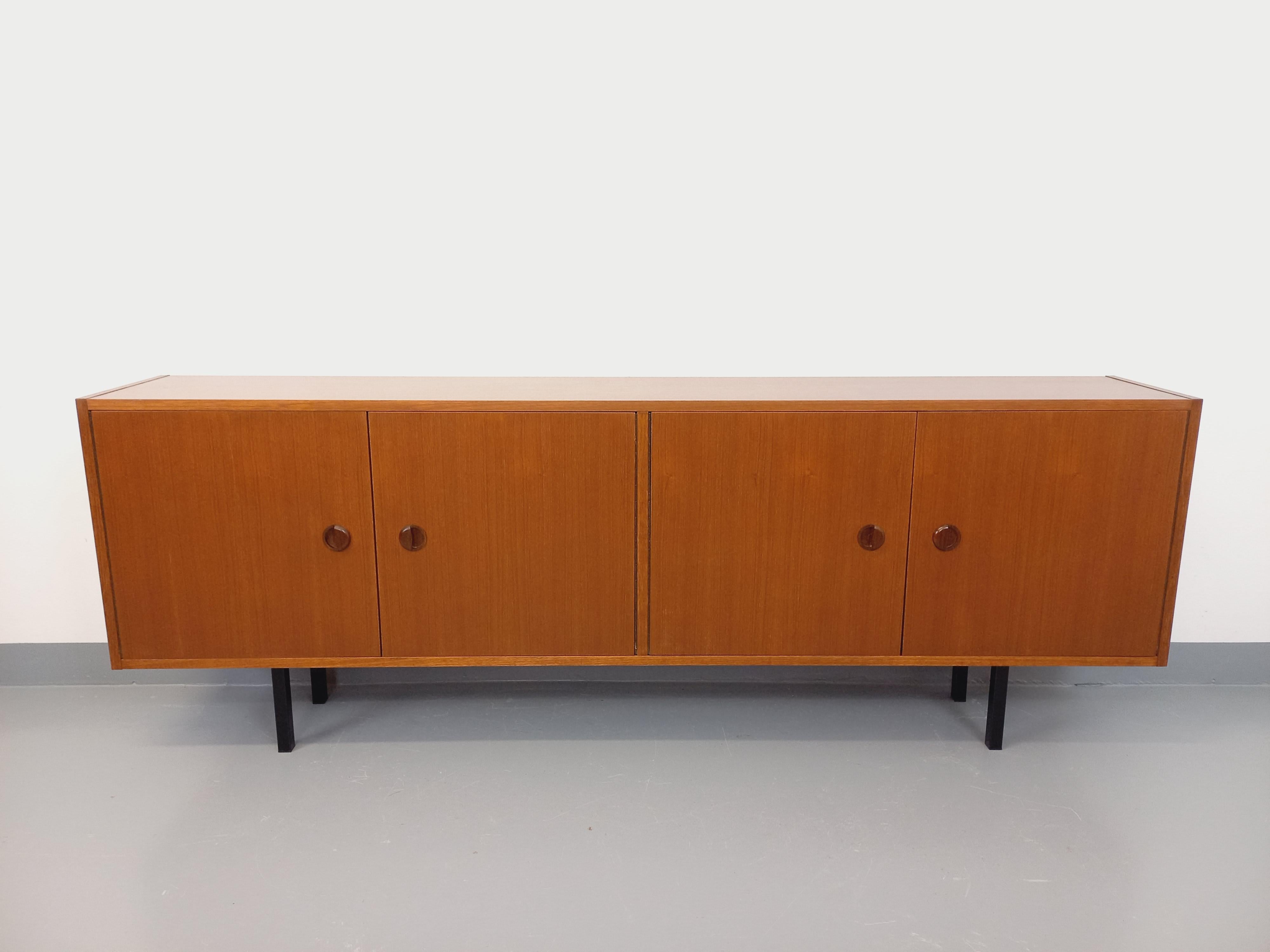 Enfilade meuble de rangement vintage des années 60, style scandinave et moderniste, dans le goût des meubles de Antoine Philippon et Jacqueline Lecoq pour Degorre ou de Pierre Guariche pour ARP Minvielle, en teck, pieds tubulaires carrés en métal
