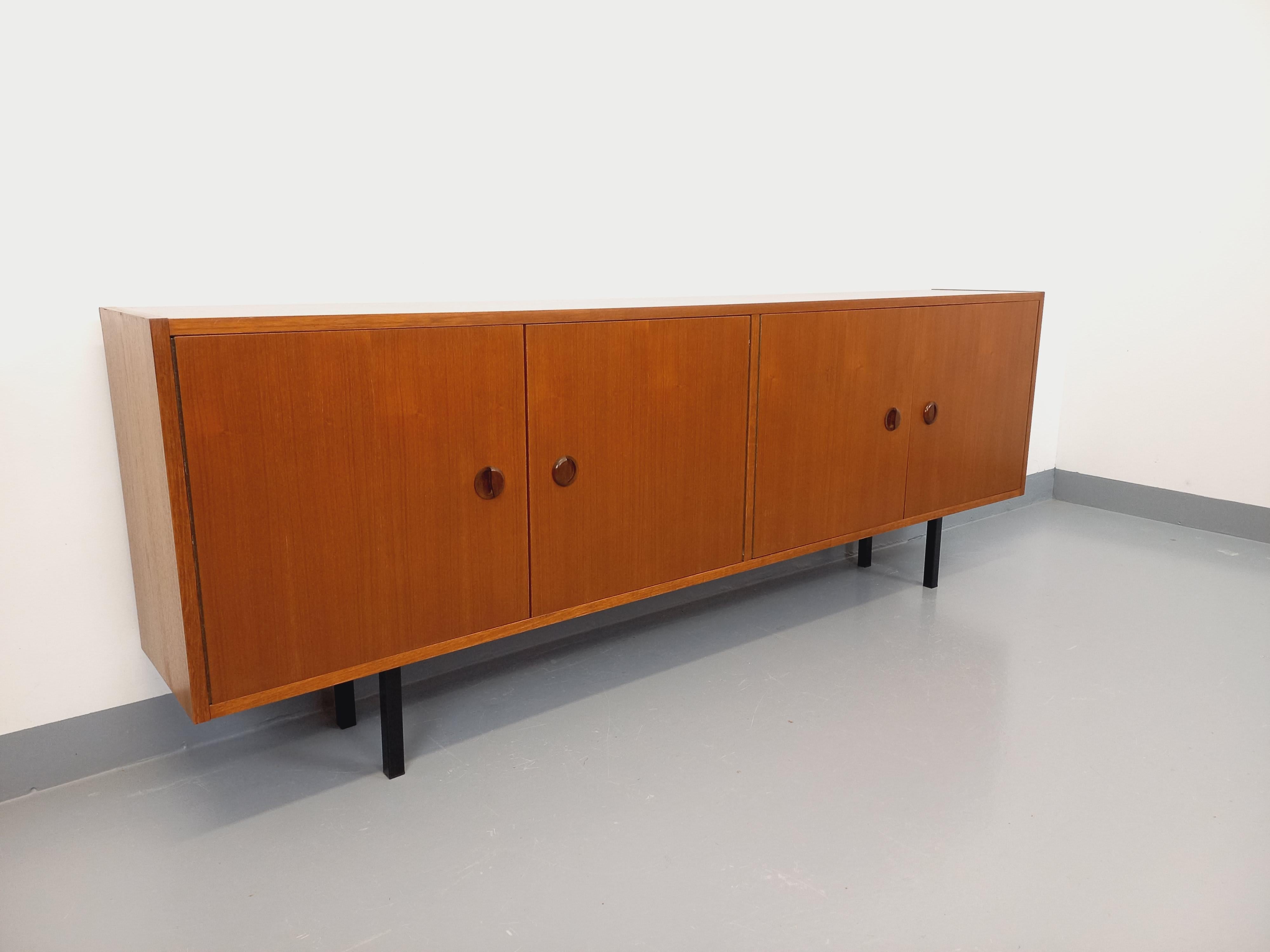 Scandinavian Modern Enfilade meuble de rangement vintage style scandinave moderniste en teck For Sale