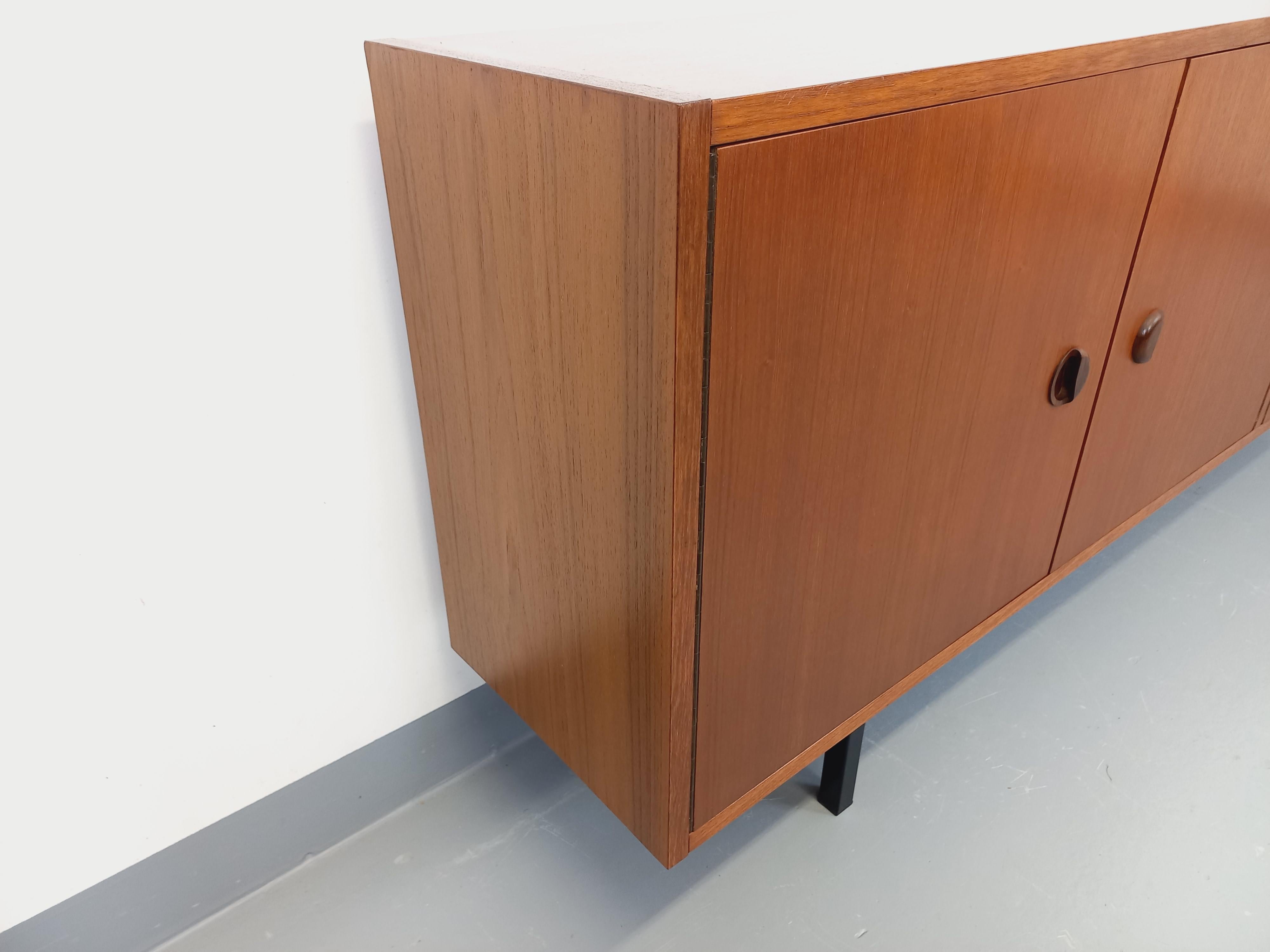 Enfilade meuble de rangement vintage style scandinave moderniste en teck In Good Condition For Sale In BESANÇON, FR