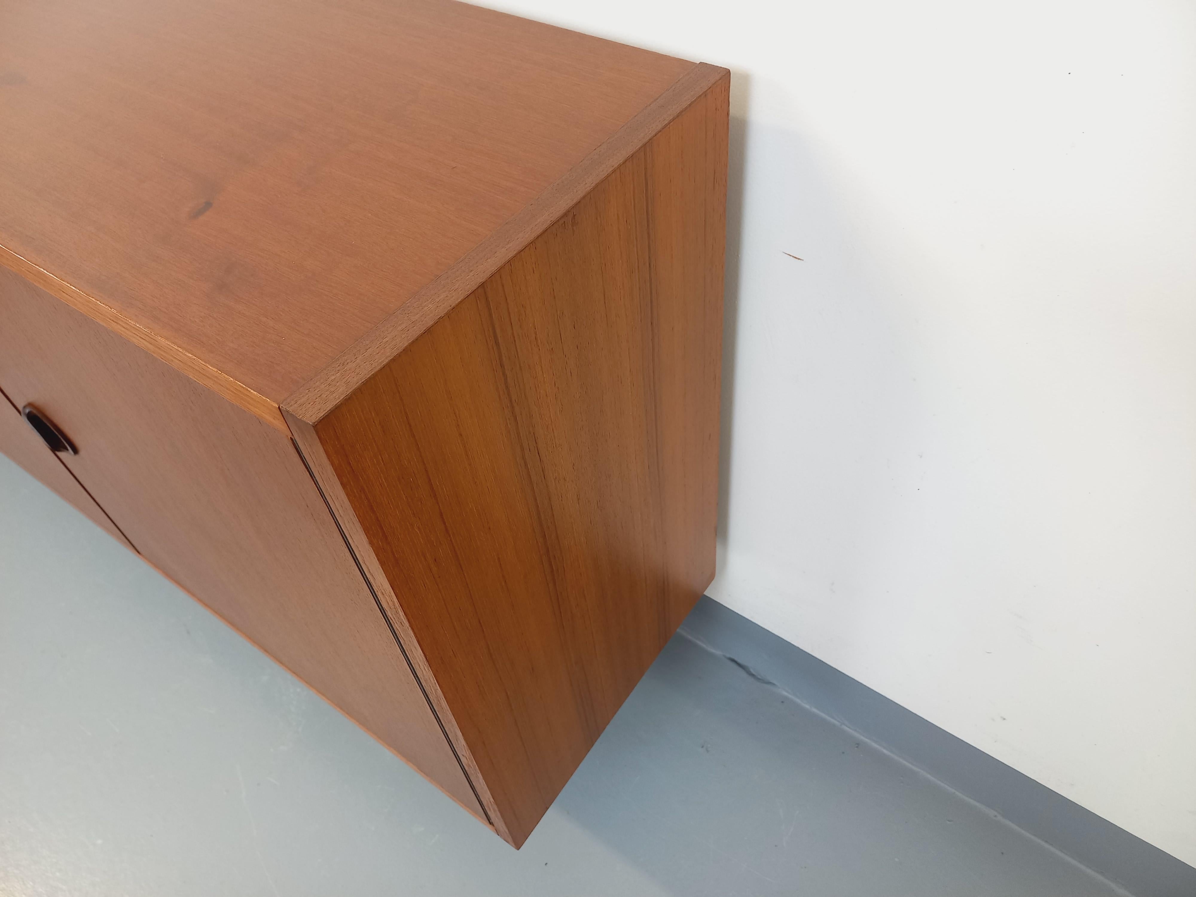Mid-20th Century Enfilade meuble de rangement vintage style scandinave moderniste en teck For Sale