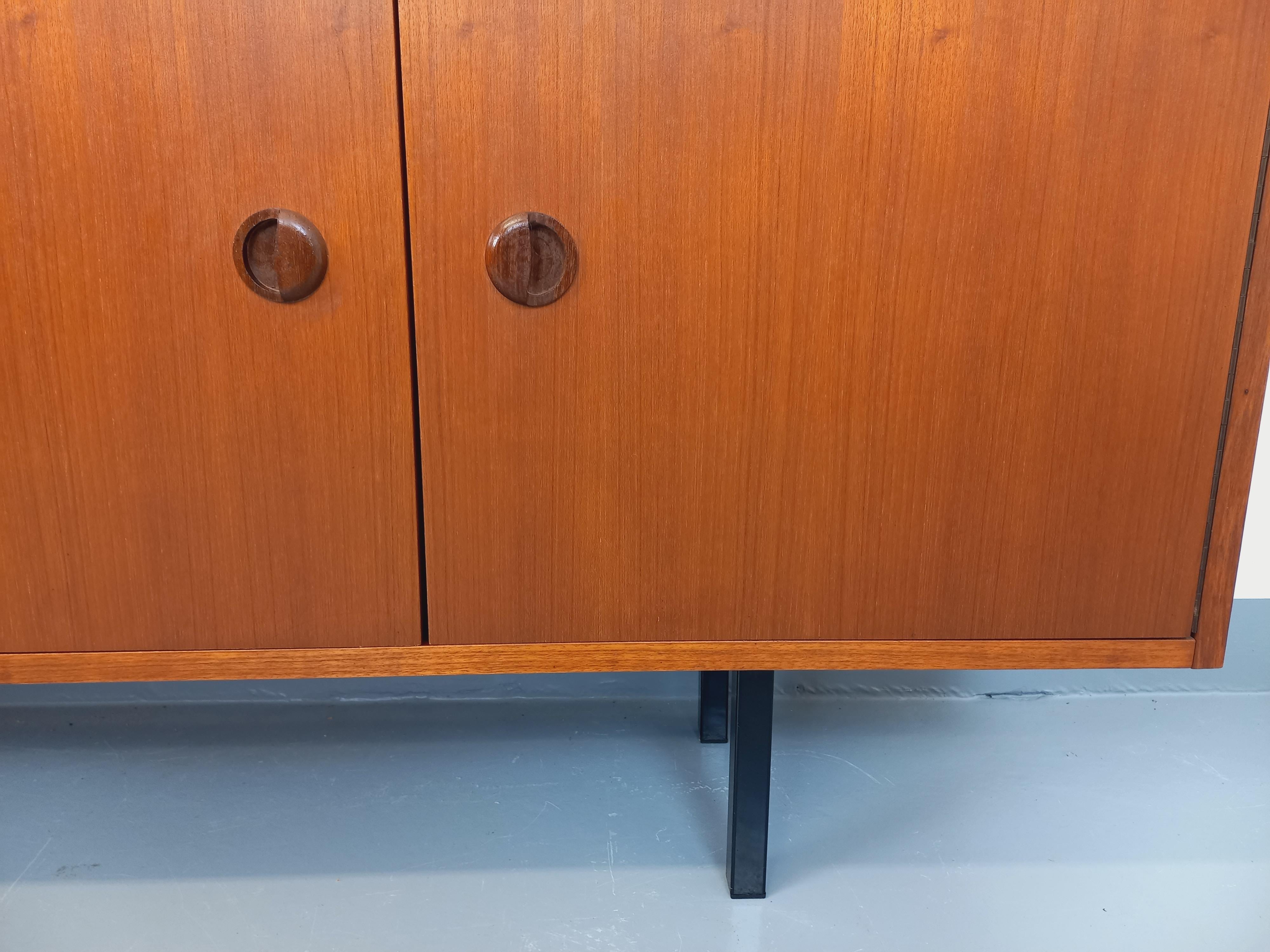 Enfilade meuble de rangement vintage style scandinave moderniste en teck For Sale 2