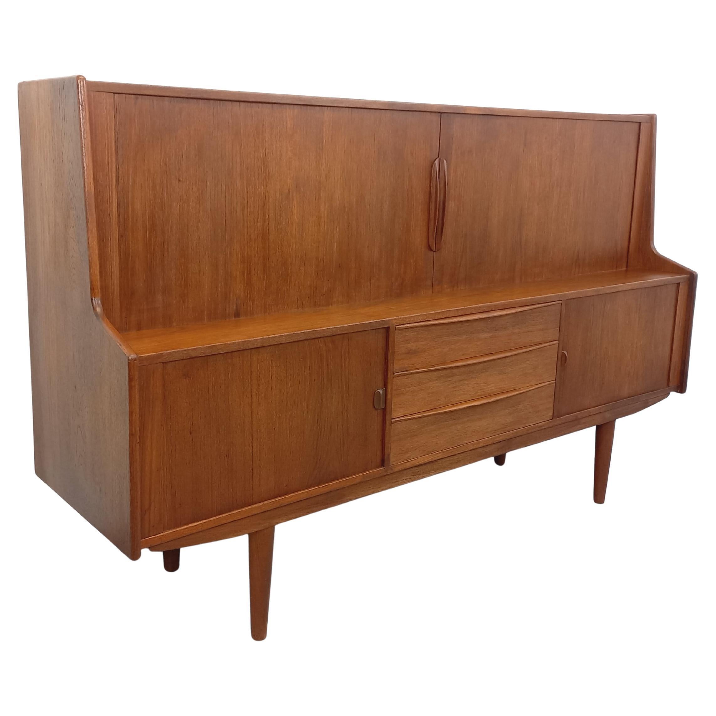 Enfilade mi-haute scandinave vintage Ib Kofod-Larsen pour Faarup en teck im Angebot