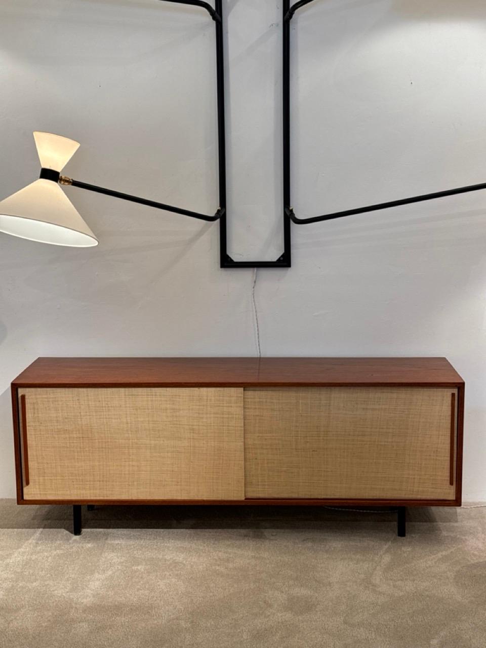 Diese außergewöhnliche Enfilade des Designers Georges Friedman aus der Zeit um 1960 ist ein bemerkenswertes Beispiel des französischen Modernismus. Friedman, der für seine rationale und funktionale Herangehensweise bekannt ist, bringt einen Sinn für