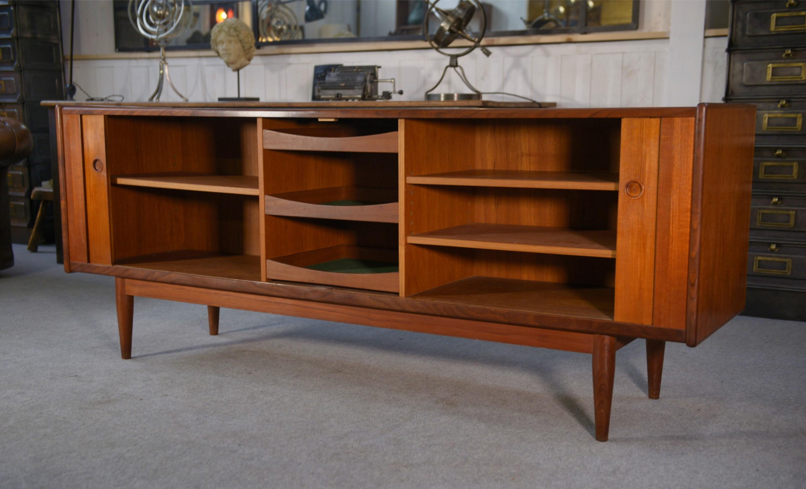 Enfilade scandinave à portes coulissantes en teck par Svend Aage Larsen 1960's in vendita 4