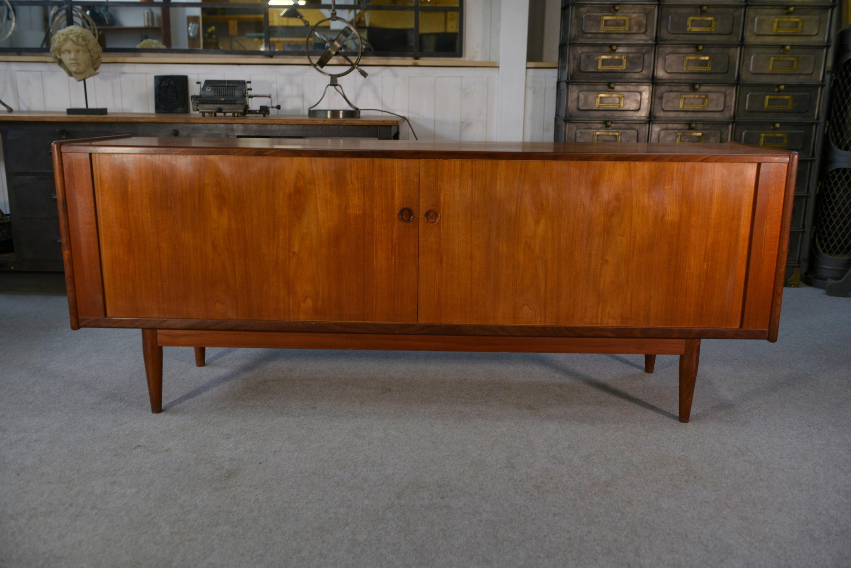 Enfilade scandinave à portes coulissantes en teck par Svend Aage Larsen 1960's in vendita 10