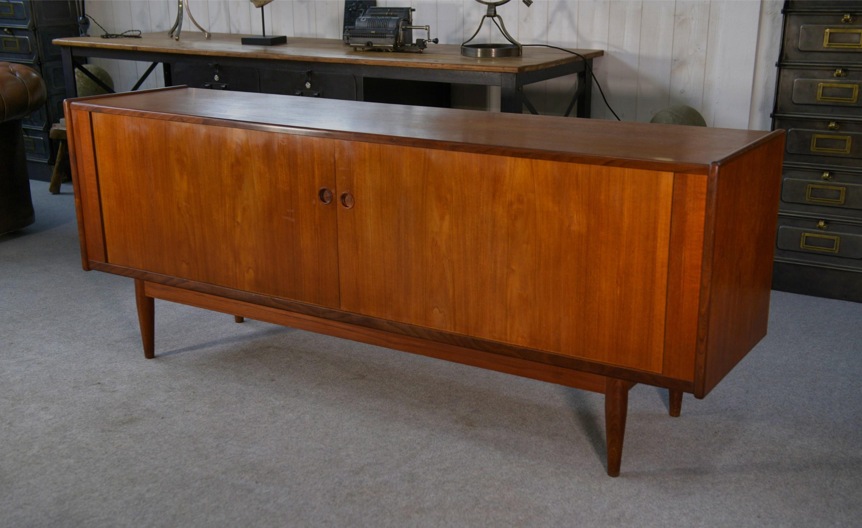 Enfilade scandinave à portes coulissantes en teck par Svend Aage Larsen 1960's in vendita 11