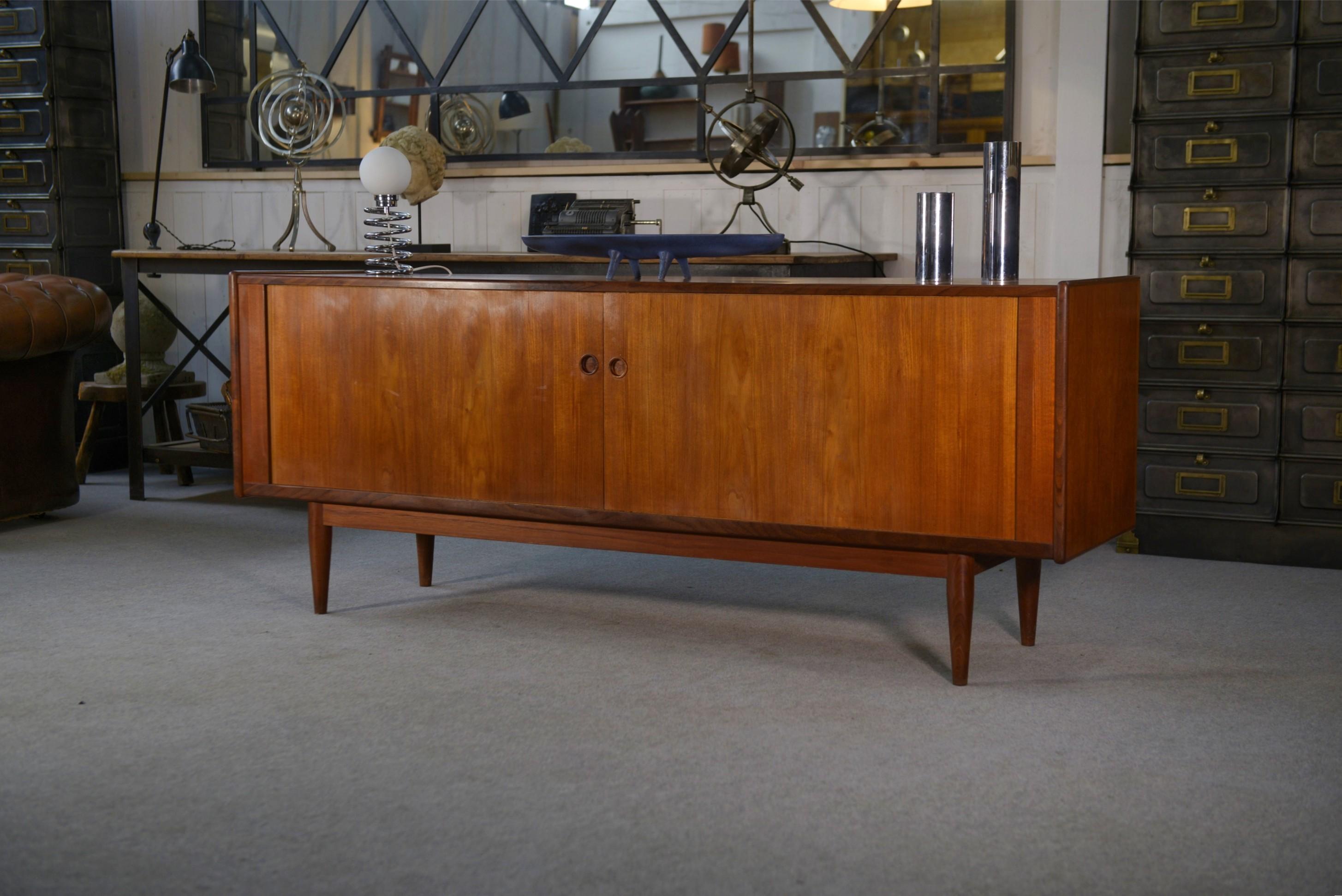 Enfilade scandinave à portes coulissantes en teck par Svend Aage Larsen 1960's In condizioni buone in vendita a TOURCOING, FR