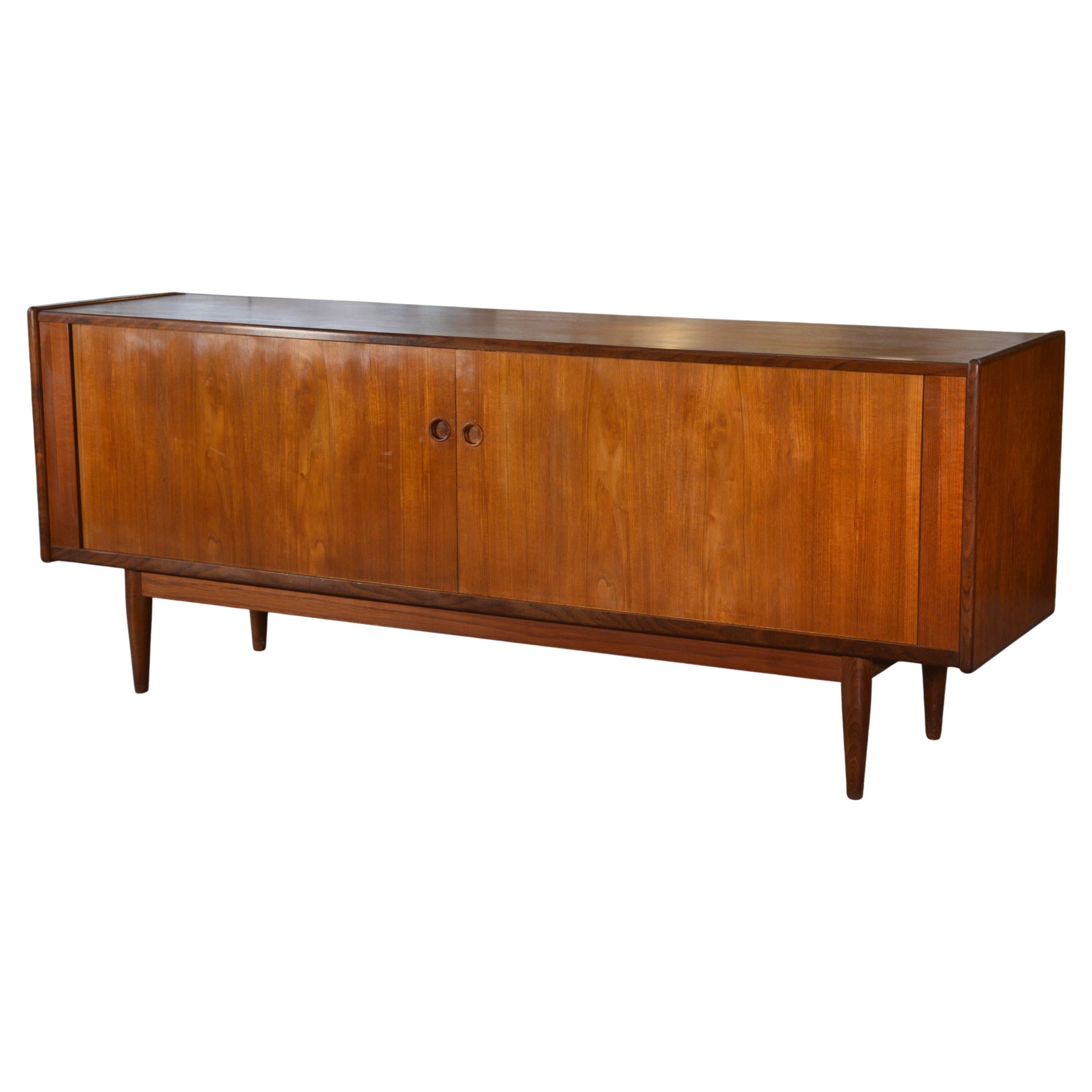 Enfilade scandinave à portes coulissantes en teck par Svend Aage Larsen 1960
s in vendita