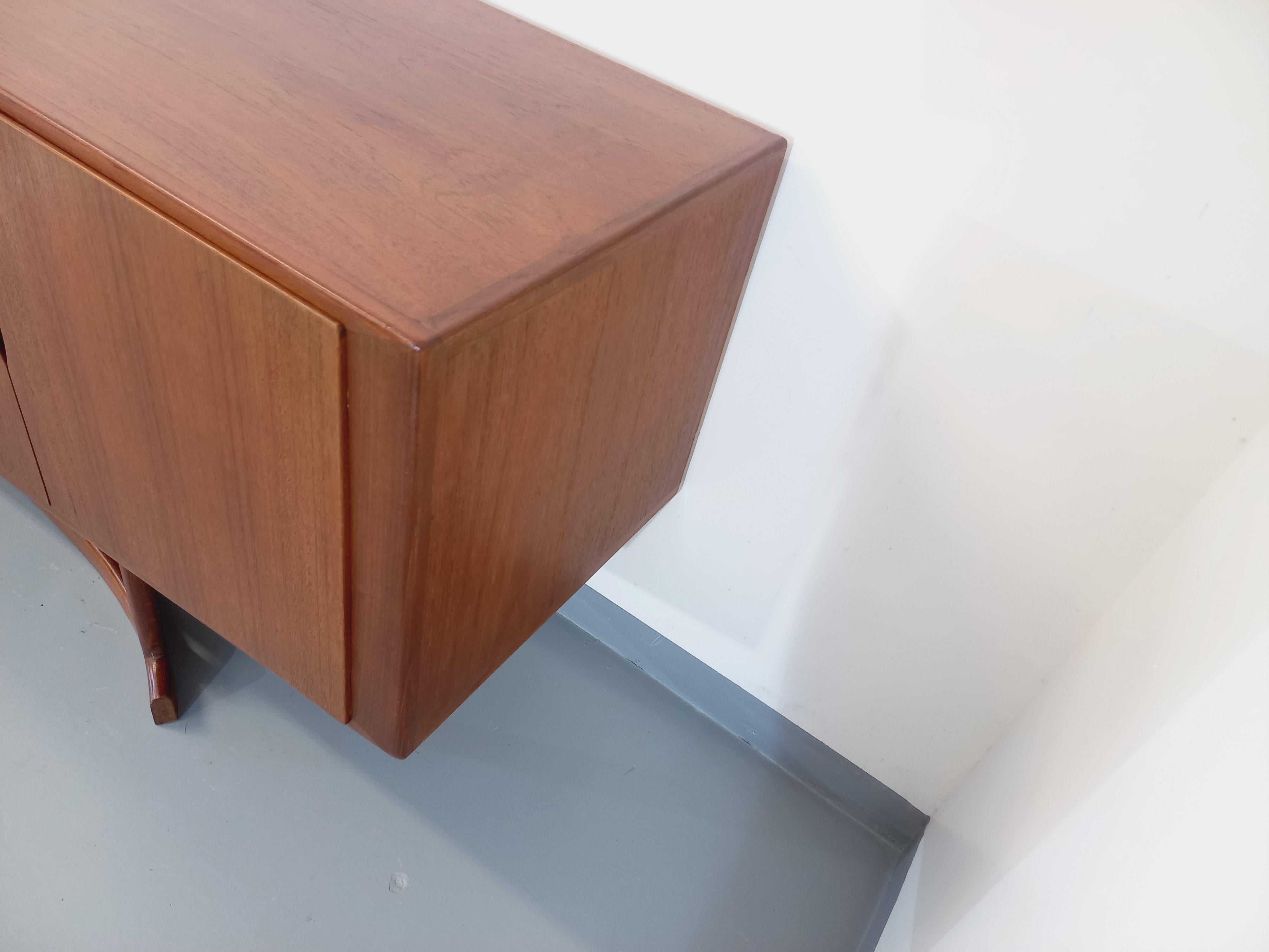 Enfilade scandinave en teck des années 60 Johannes Andersen For Sale 7