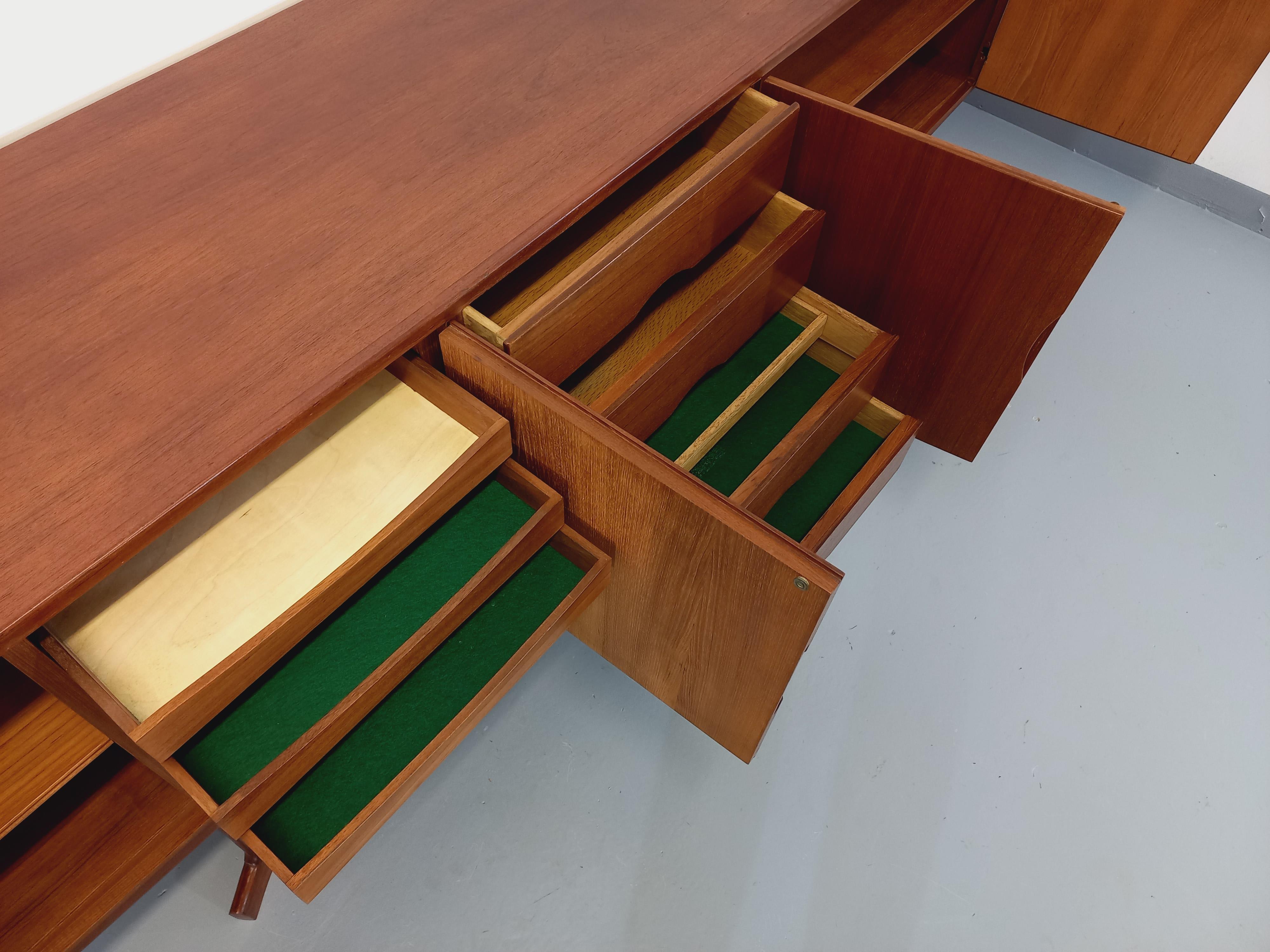 Enfilade scandinave en teck des années 60 Johannes Andersen For Sale 8