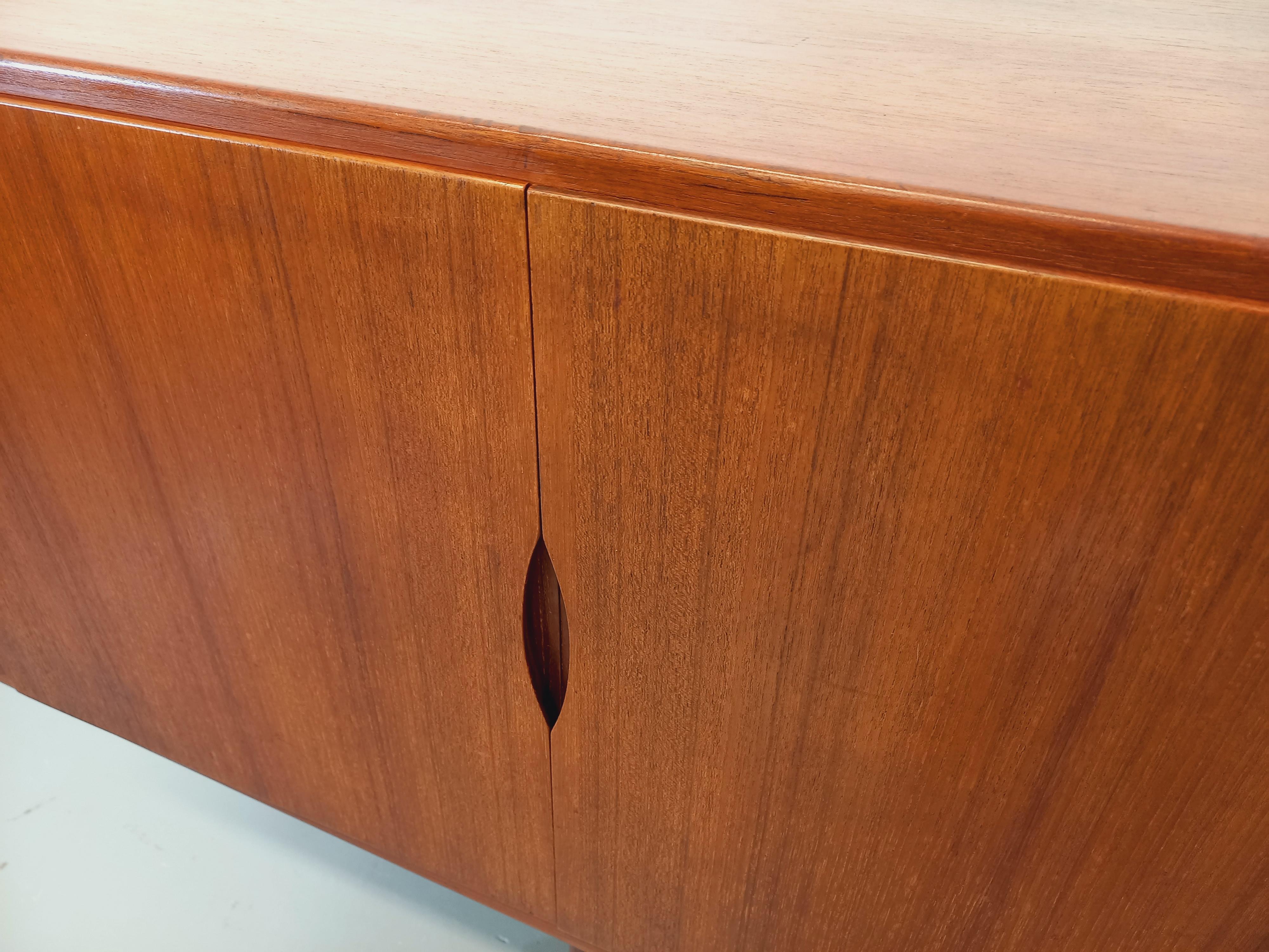 Enfilade scandinave en teck des années 60 Johannes Andersen For Sale 10