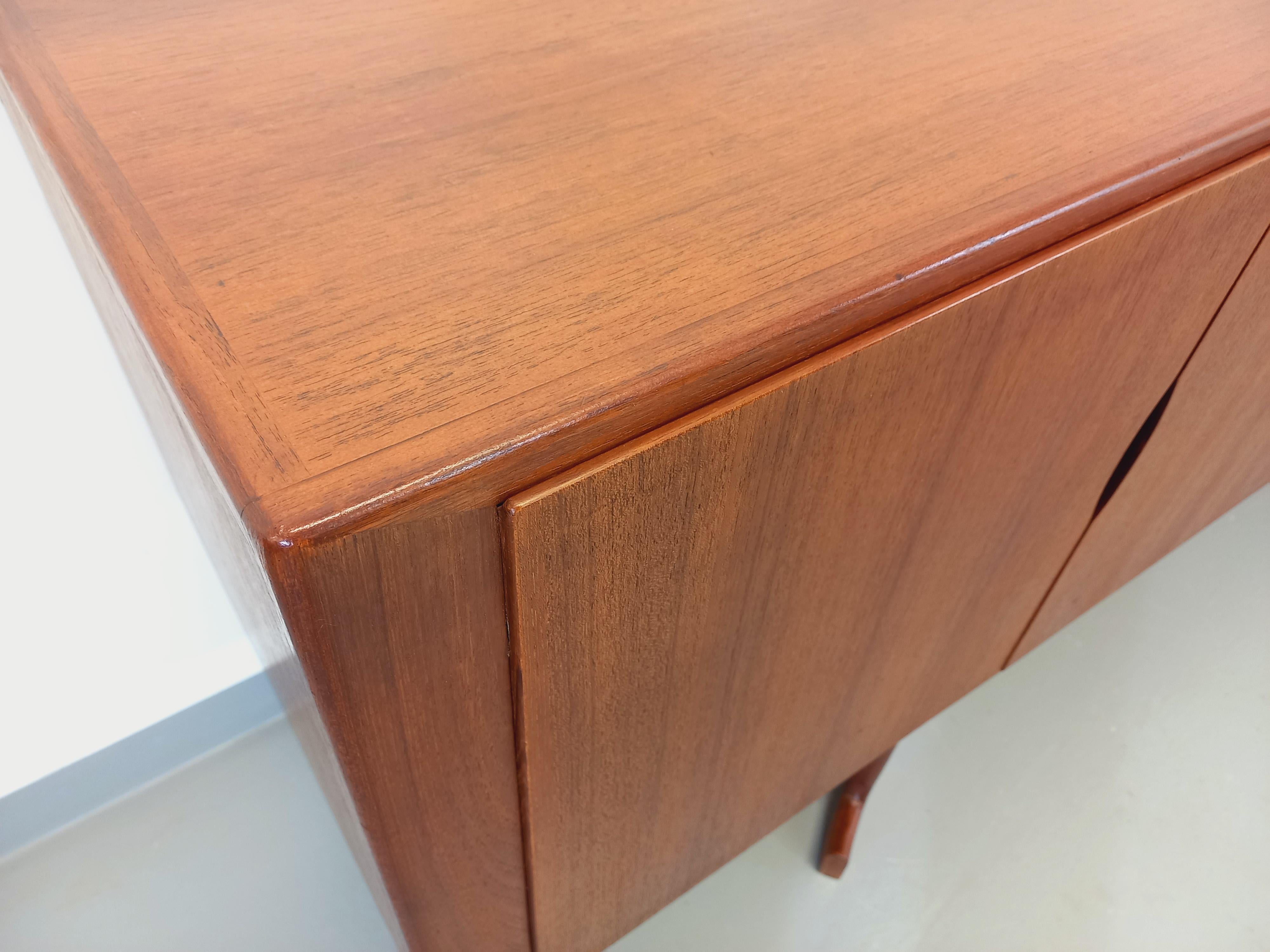 Danish Enfilade scandinave en teck des années 60 Johannes Andersen For Sale