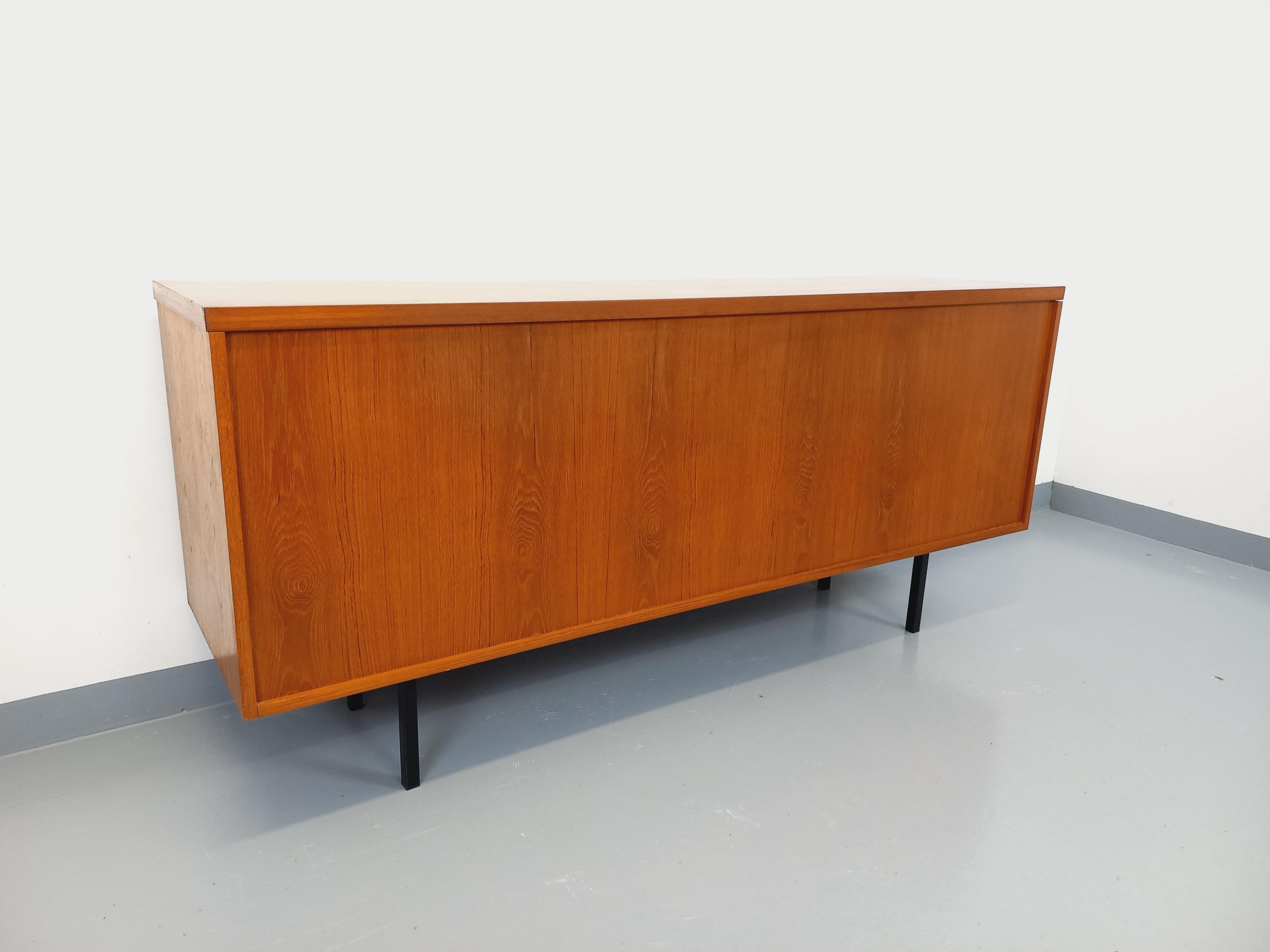 Enfilade stile scandinavo vintage in teck e métal noir degli anni 60 70 in vendita 3