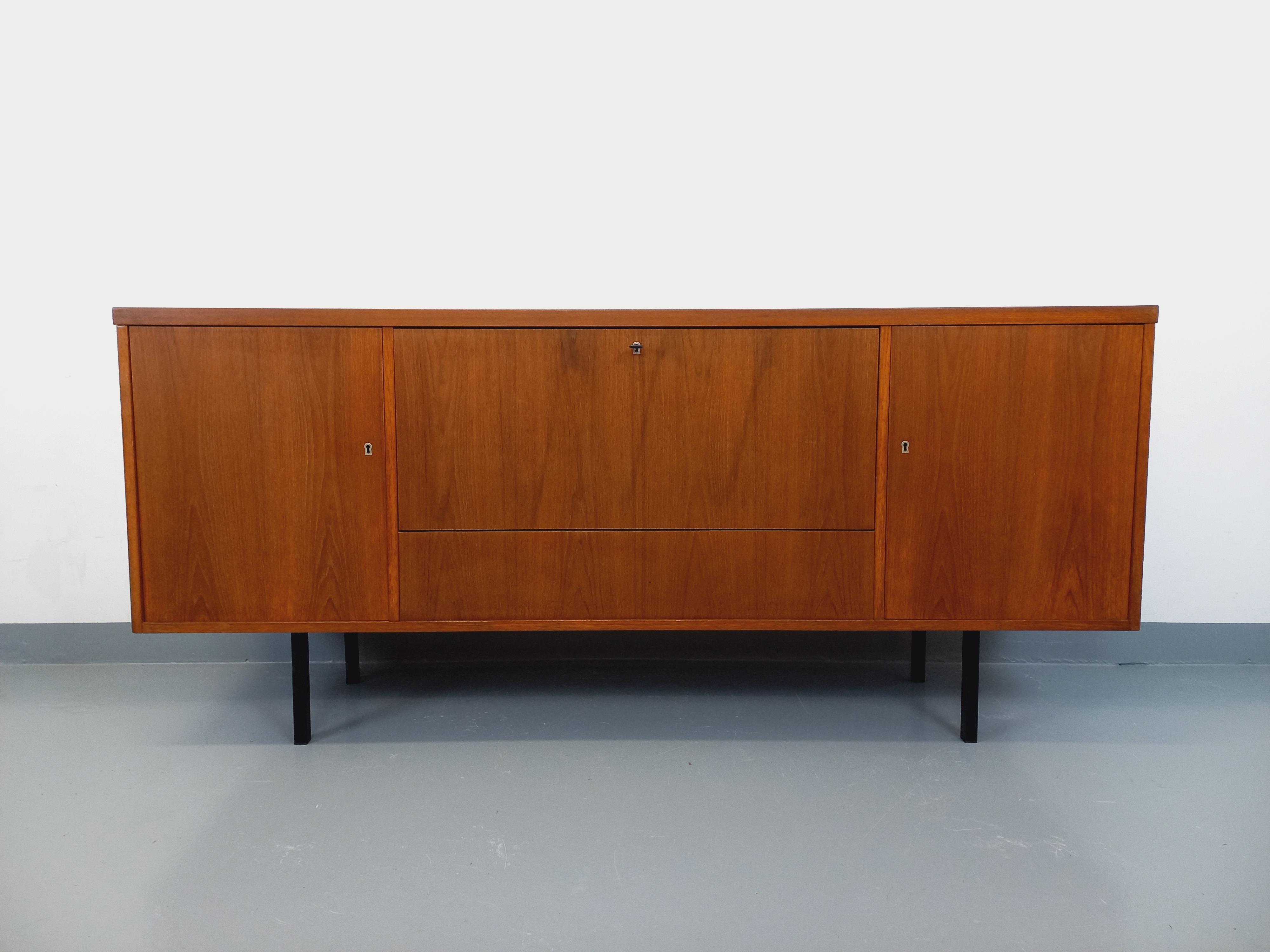 Enfilade stile scandinavo vintage in teck e métal noir degli anni 60 70 in vendita 4