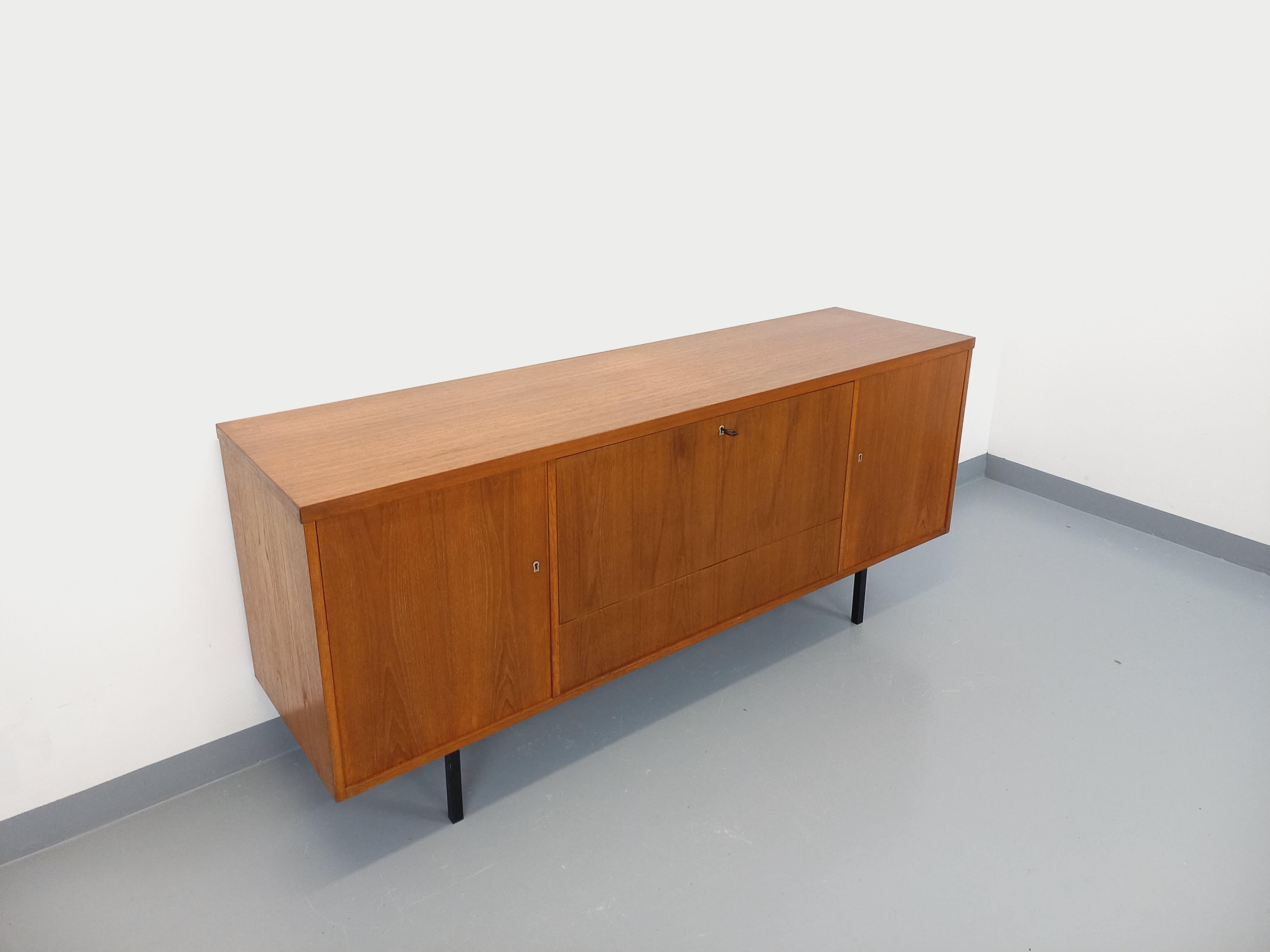 Enfilade stile scandinavo vintage in teck e métal noir degli anni 60 70 in vendita 5