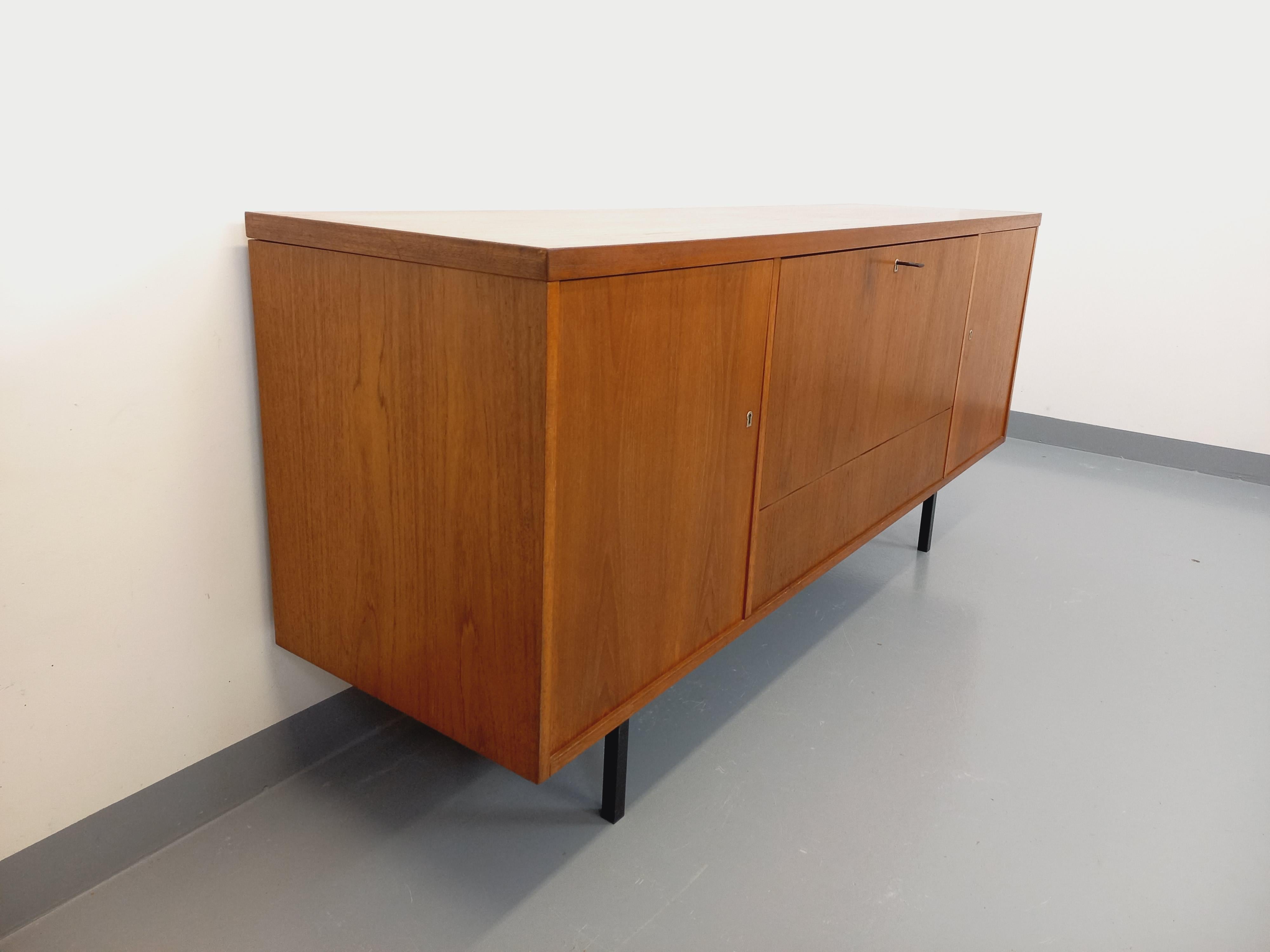 Enfilade stile scandinavo vintage in teck e métal noir degli anni 60 70 in vendita 6