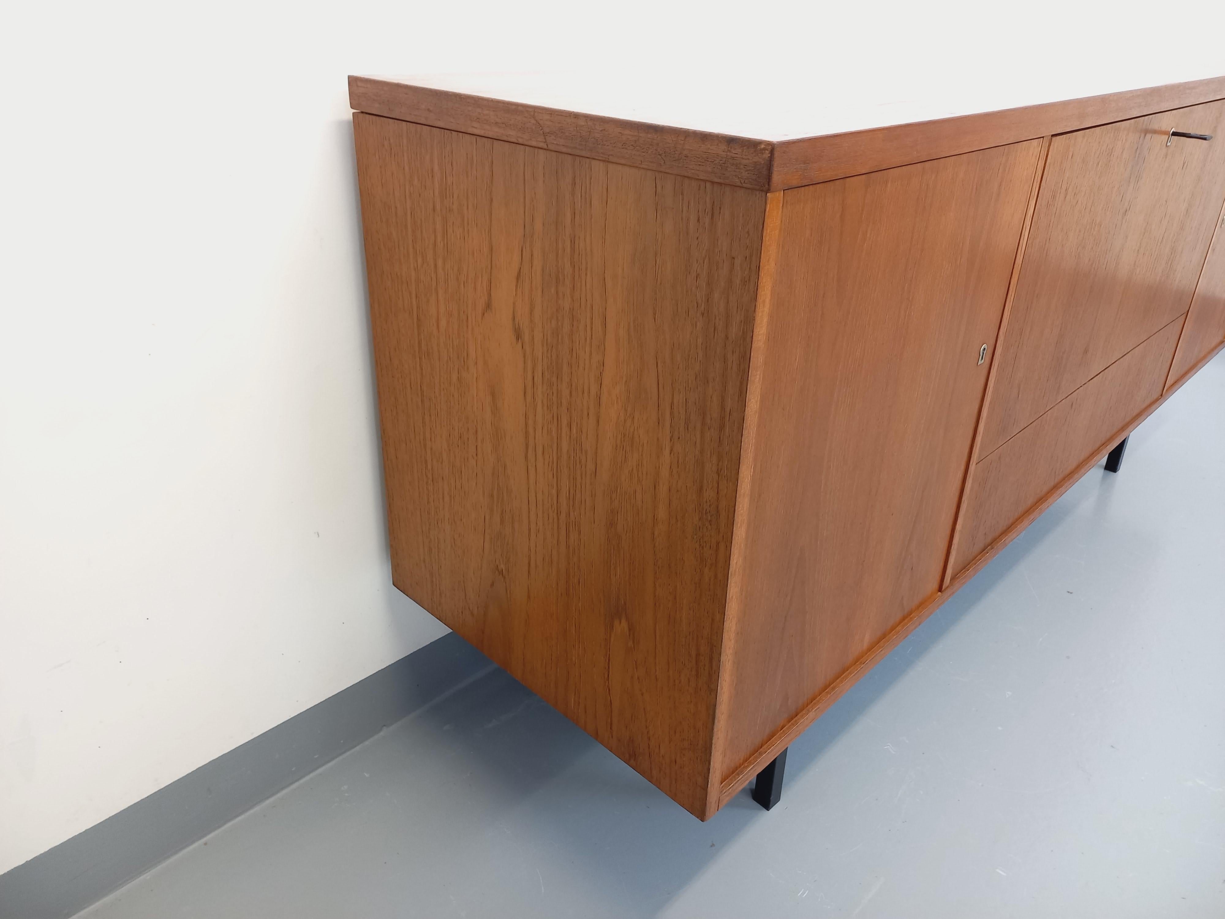 Enfilade stile scandinavo vintage in teck e métal noir degli anni 60 70 in vendita 7