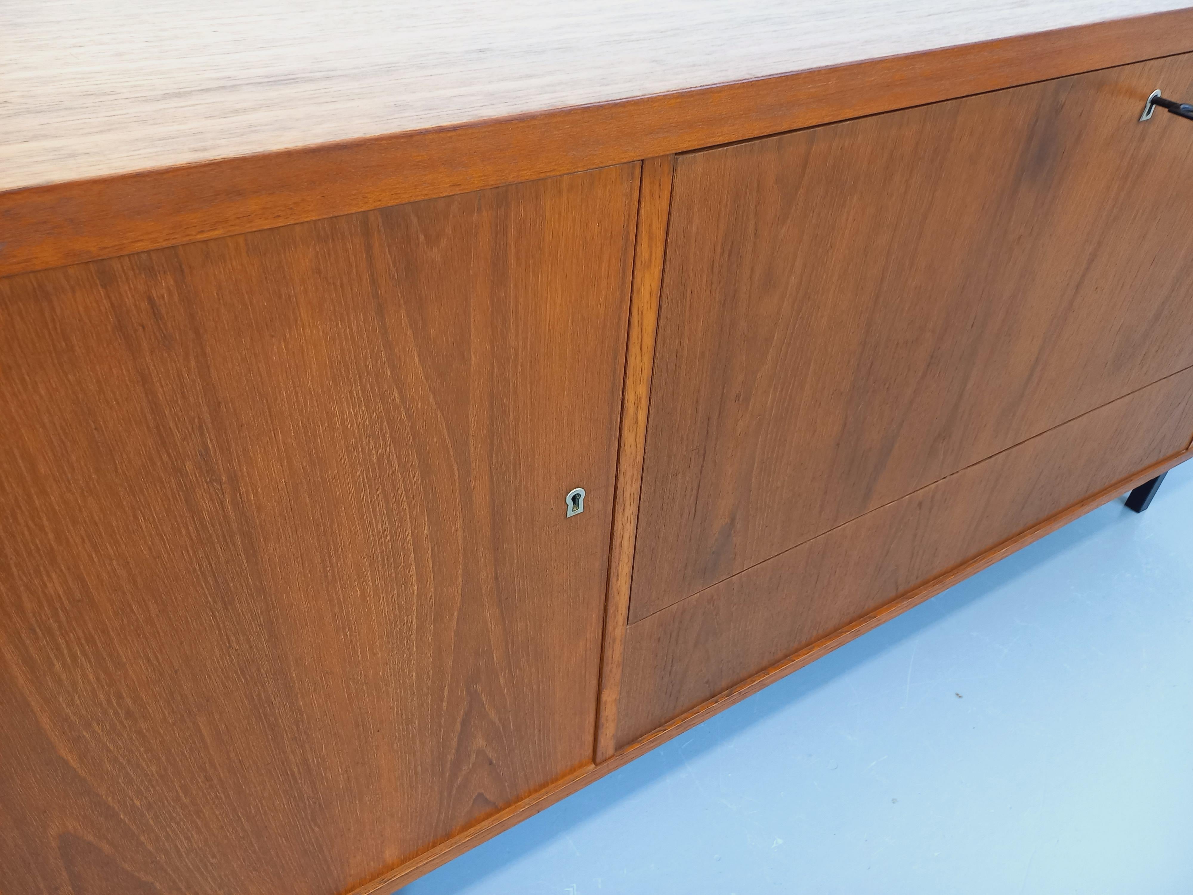 Enfilade stile scandinavo vintage in teck e métal noir degli anni 60 70 in vendita 8