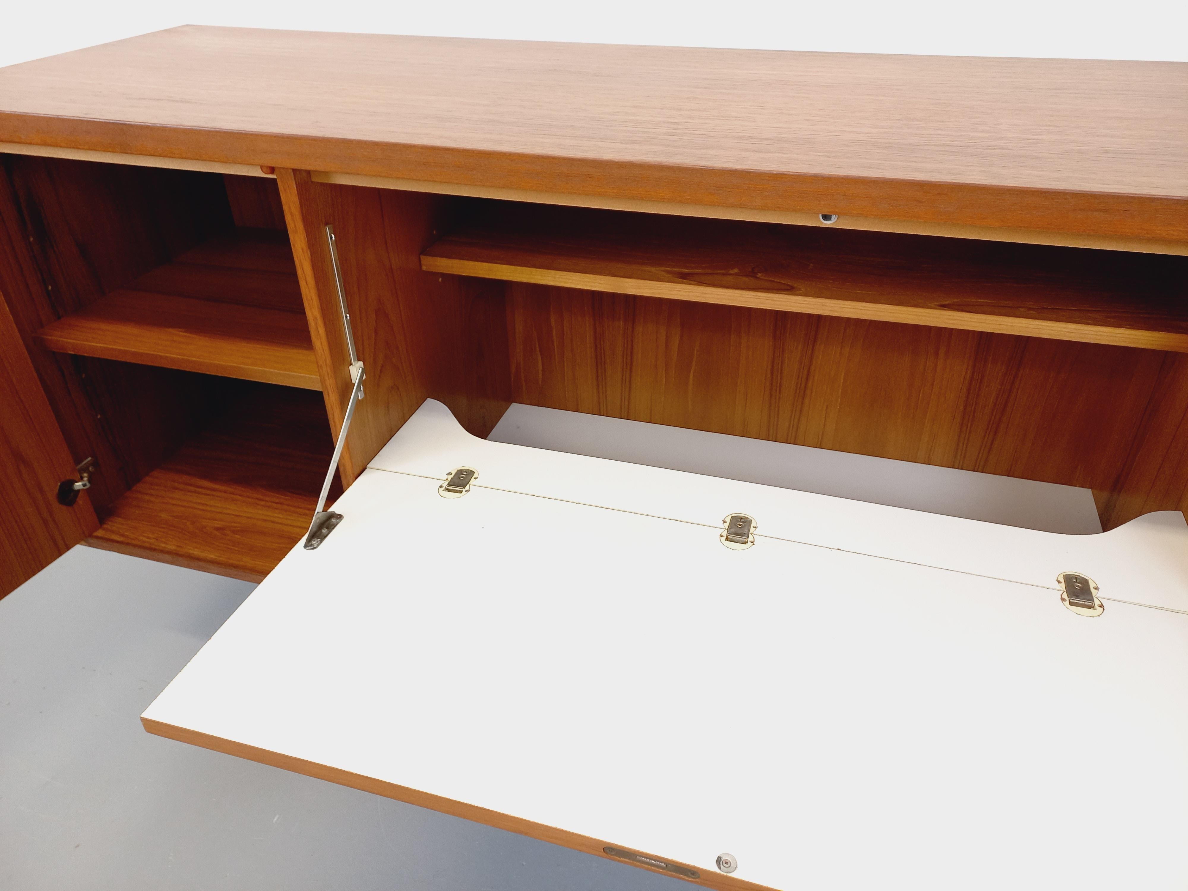 Enfilade stile scandinavo vintage in teck e métal noir degli anni 60 70 in vendita 11