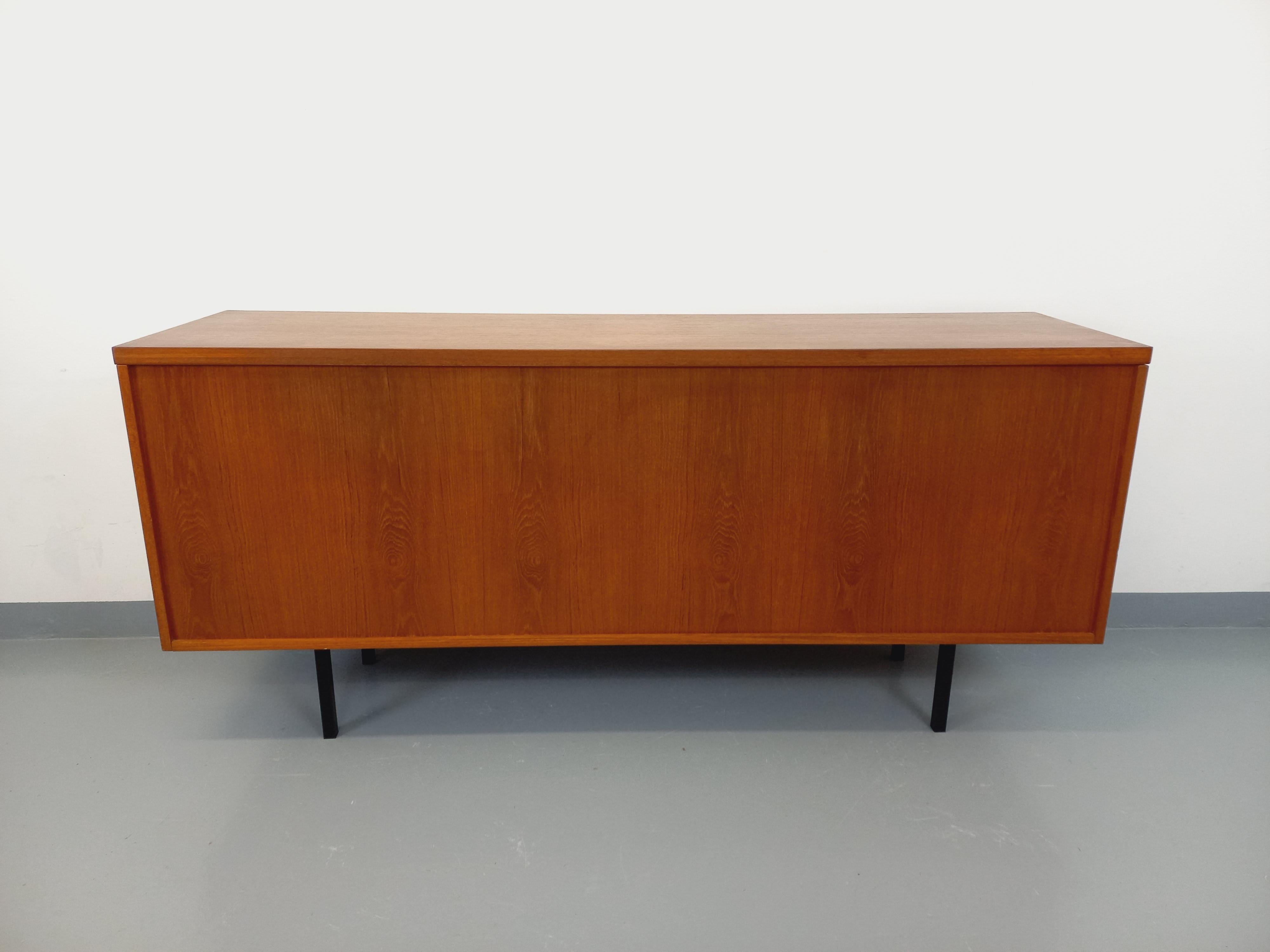 Enfilade stile scandinavo vintage in teck e métal noir degli anni 60 70 in vendita 12