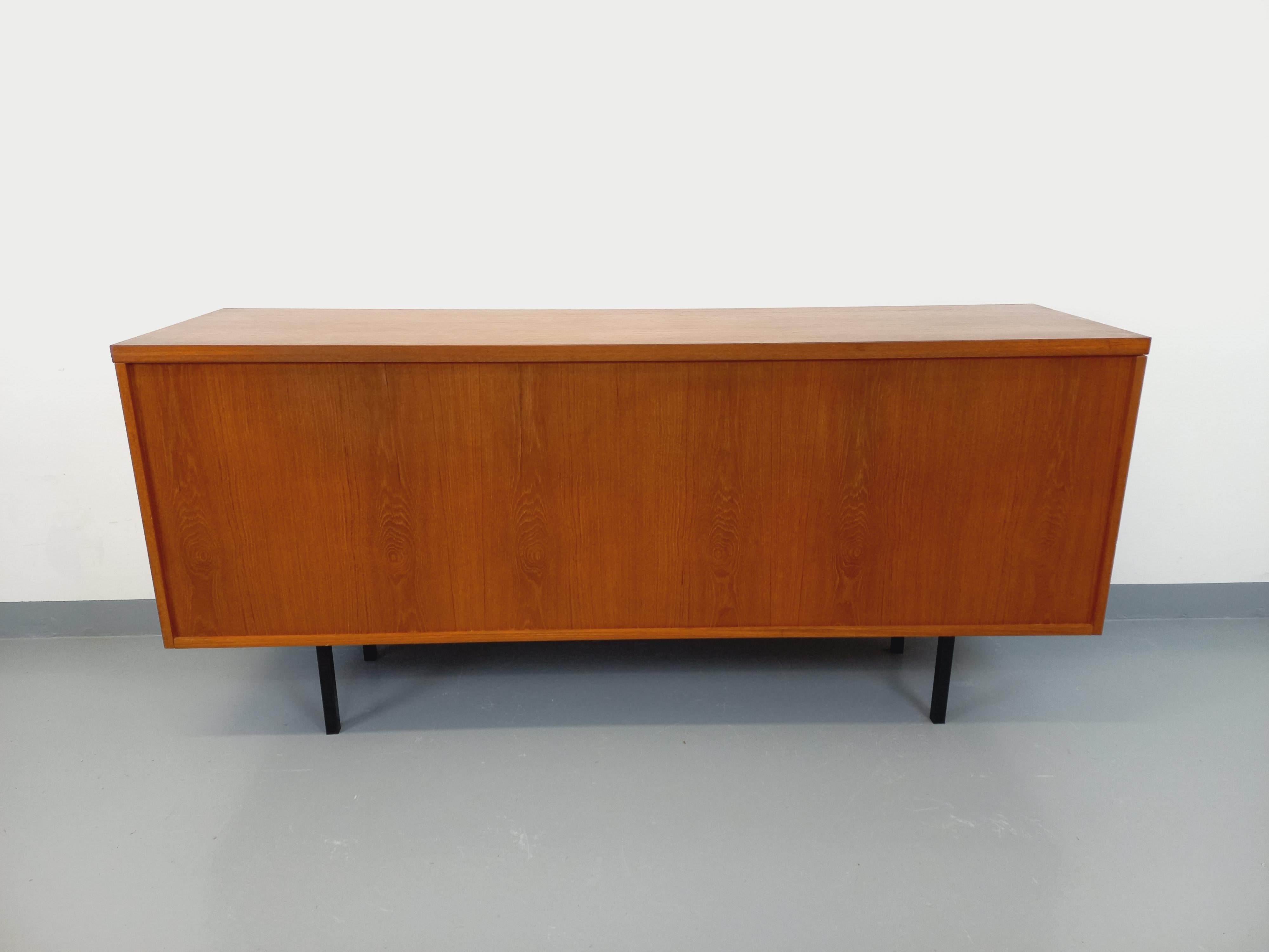 Enfilade stile scandinavo vintage in teck e métal noir degli anni 60 70 in vendita 13