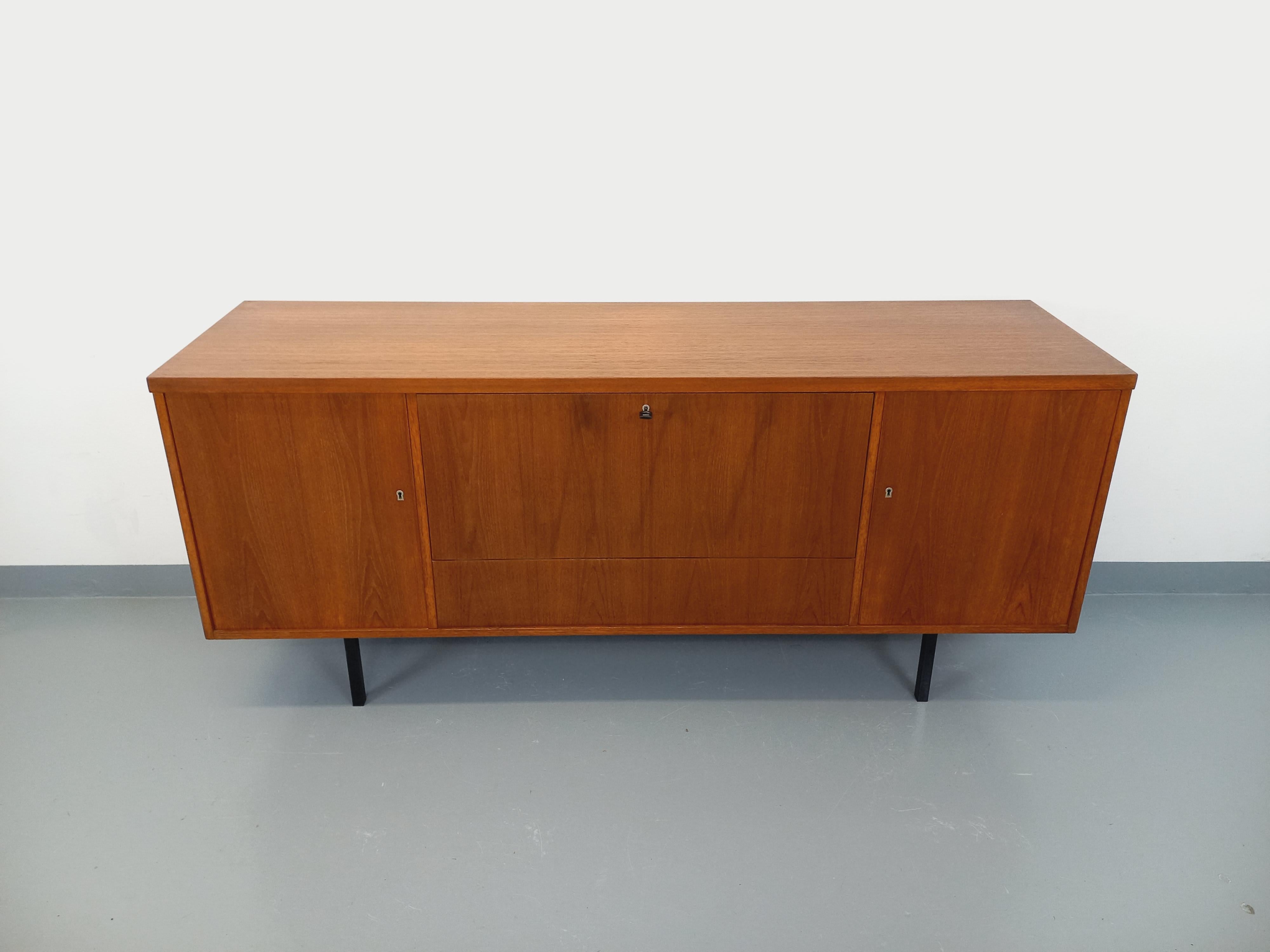 Scandinavo moderno Enfilade stile scandinavo vintage in teck e métal noir degli anni 60 70 in vendita