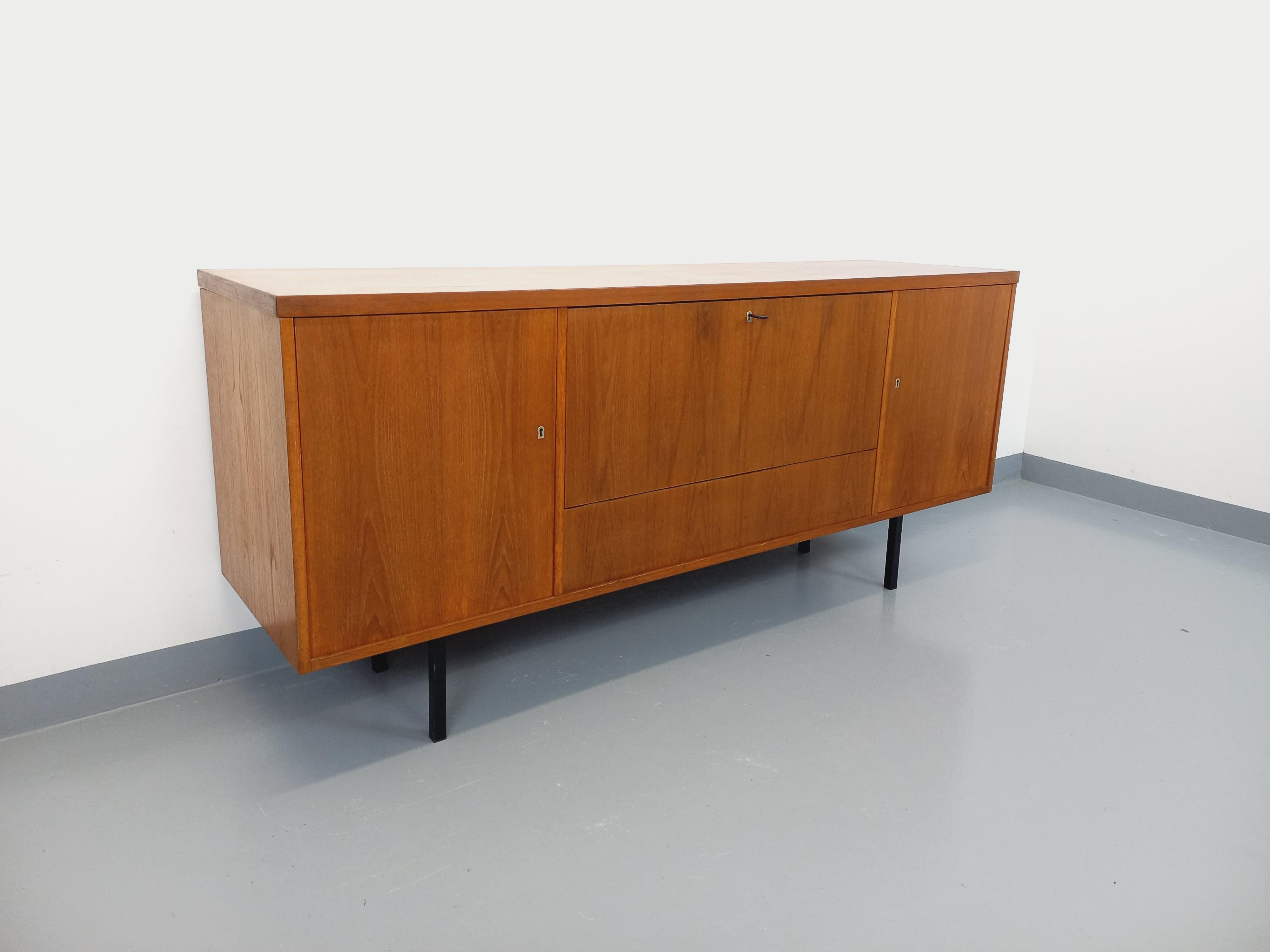 Scandinavo Enfilade stile scandinavo vintage in teck e métal noir degli anni 60 70 in vendita
