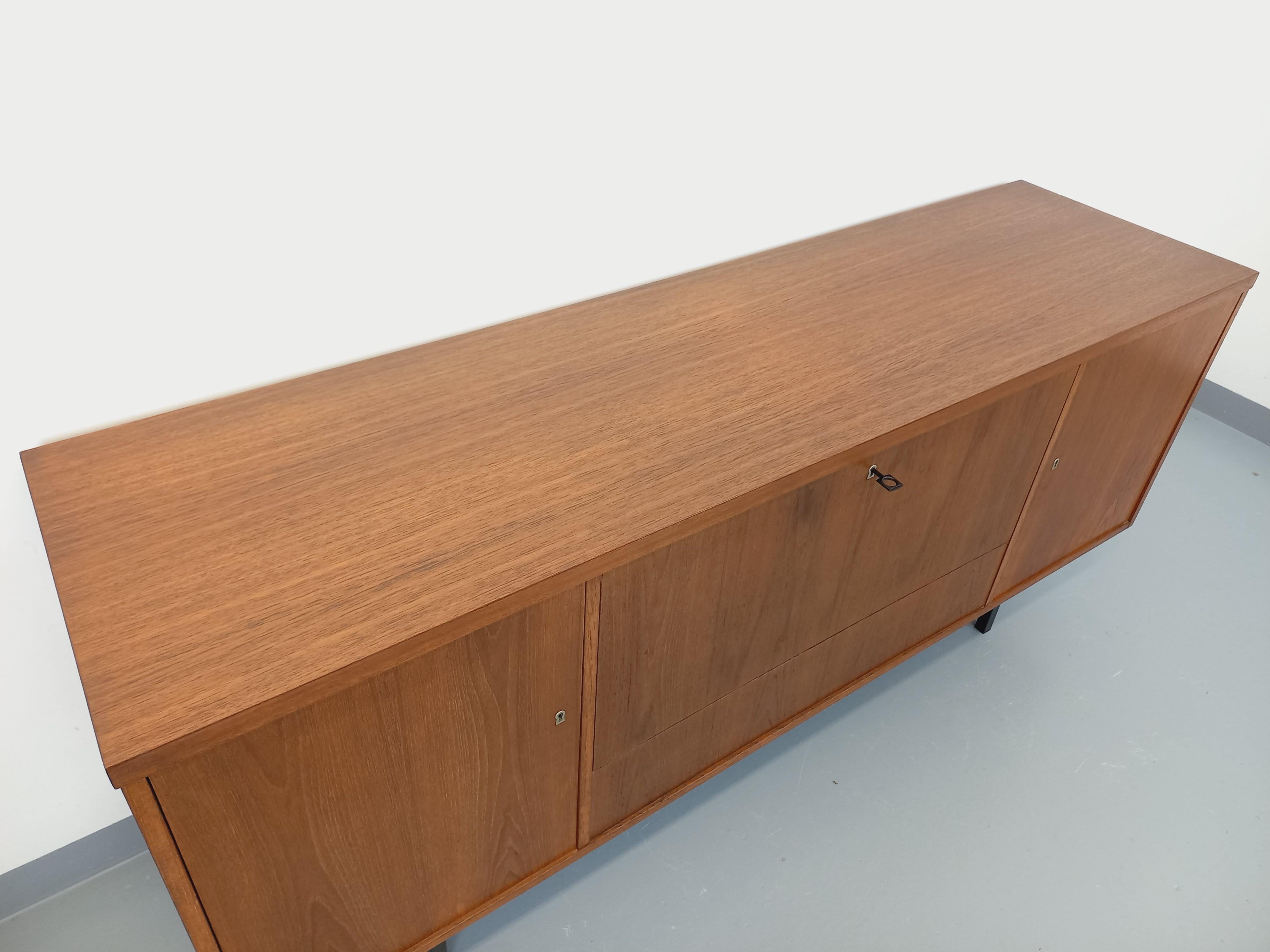 Metà XX secolo Enfilade stile scandinavo vintage in teck e métal noir degli anni 60 70 in vendita
