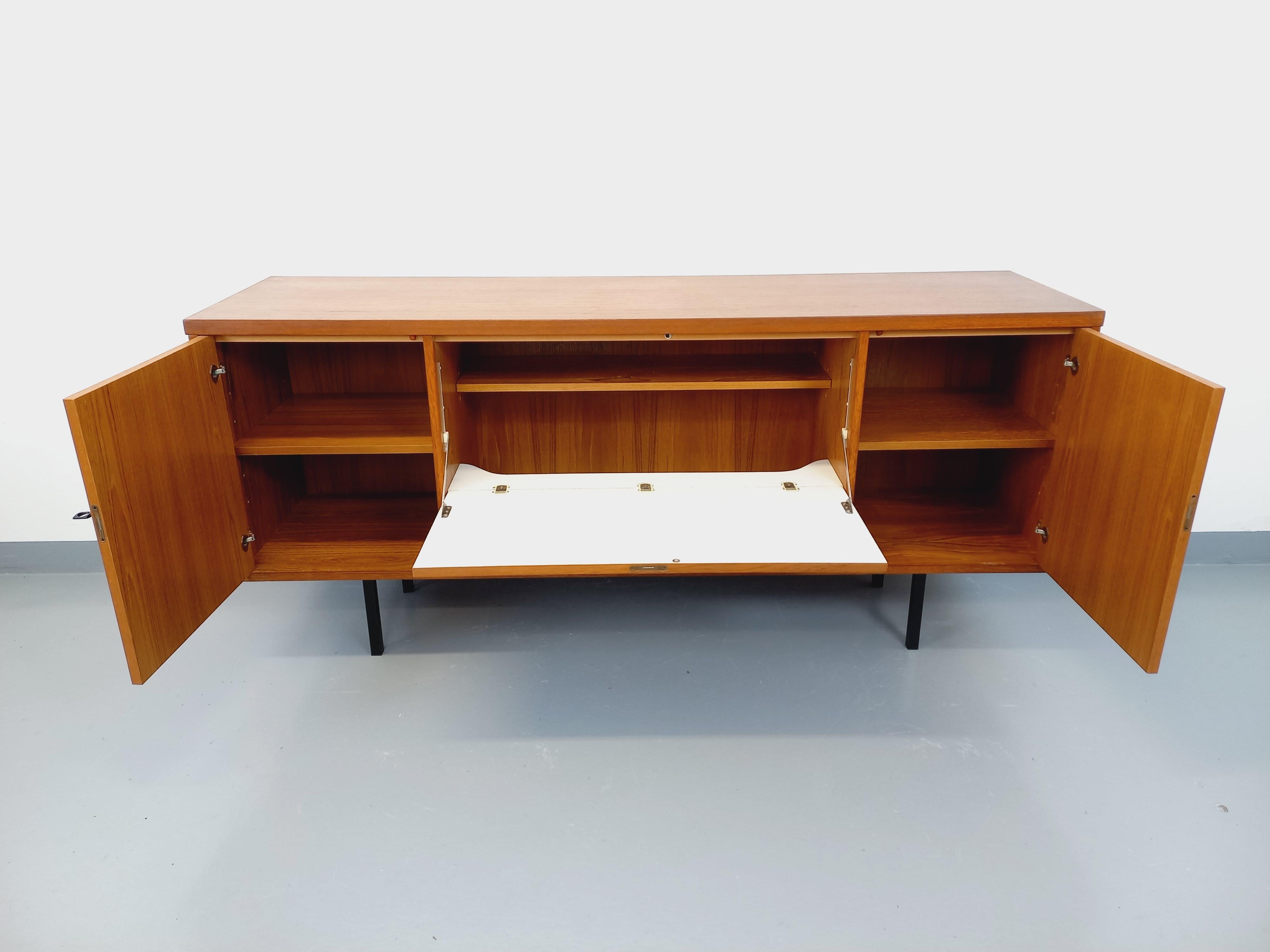 Enfilade stile scandinavo vintage in teck e métal noir degli anni 60 70 in vendita 1