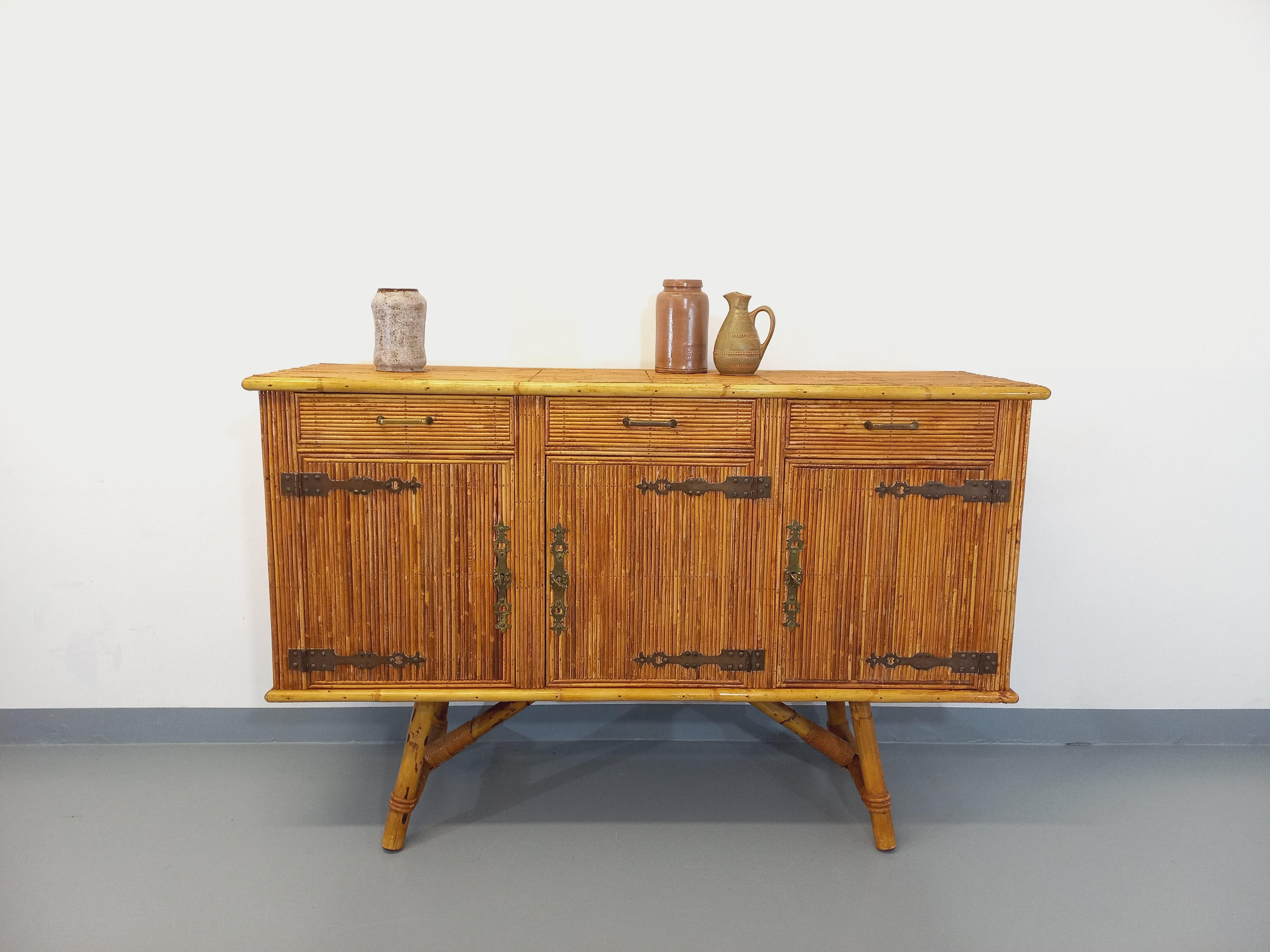 Enfilade vintage en rotin des années 50 60, attribuée à Adrien Audoux et Frida Minet, meuble rare et exceptionnel, 3 tiroirs et 3 portes avec étagères, poignées et serrures en métal avec chacune leur clé, intérieur en bois clair, très bon état avec