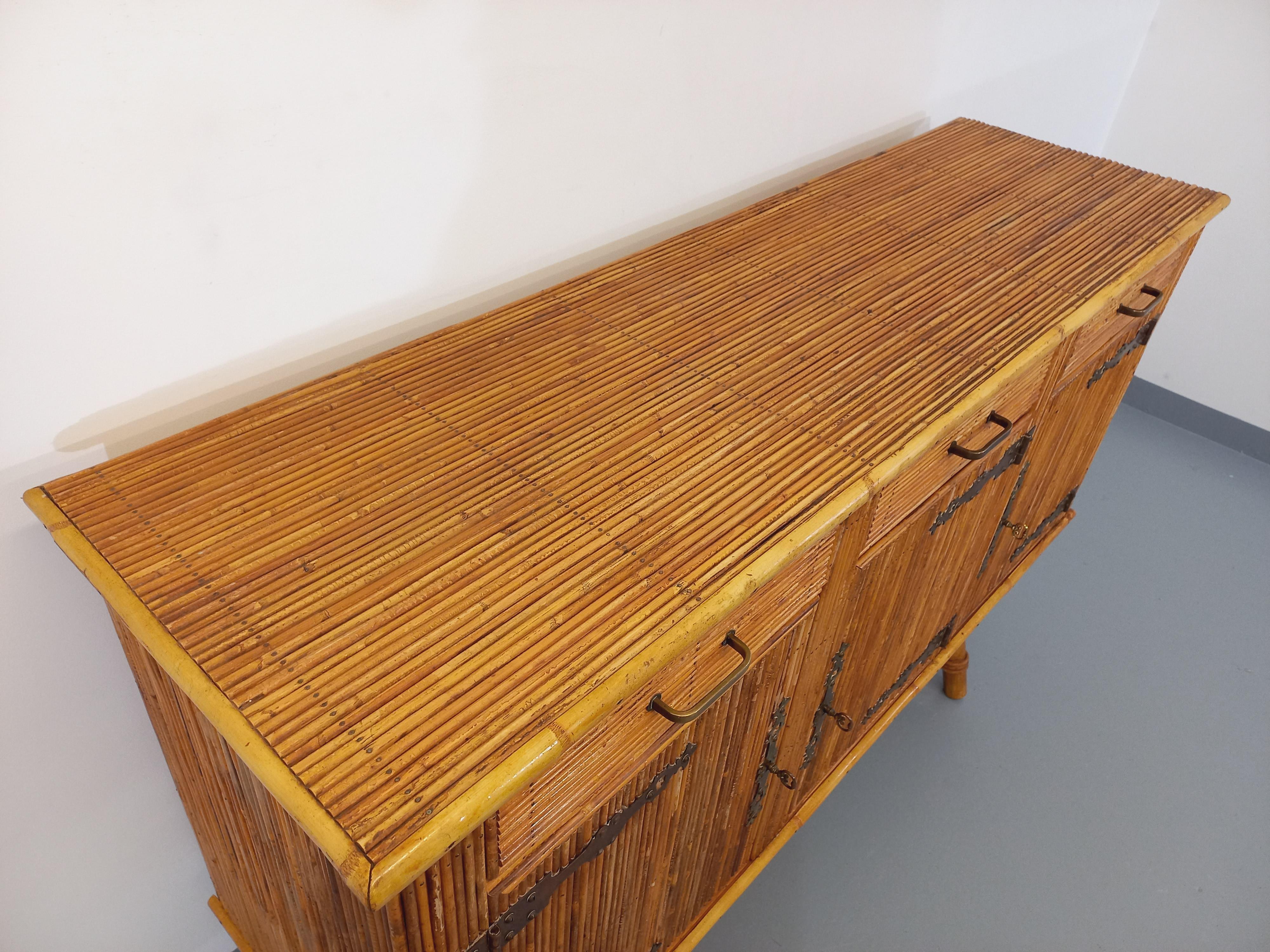Milieu du XXe siècle Enfilade vintage Audoux Minet en rotin des années 50 60 en vente