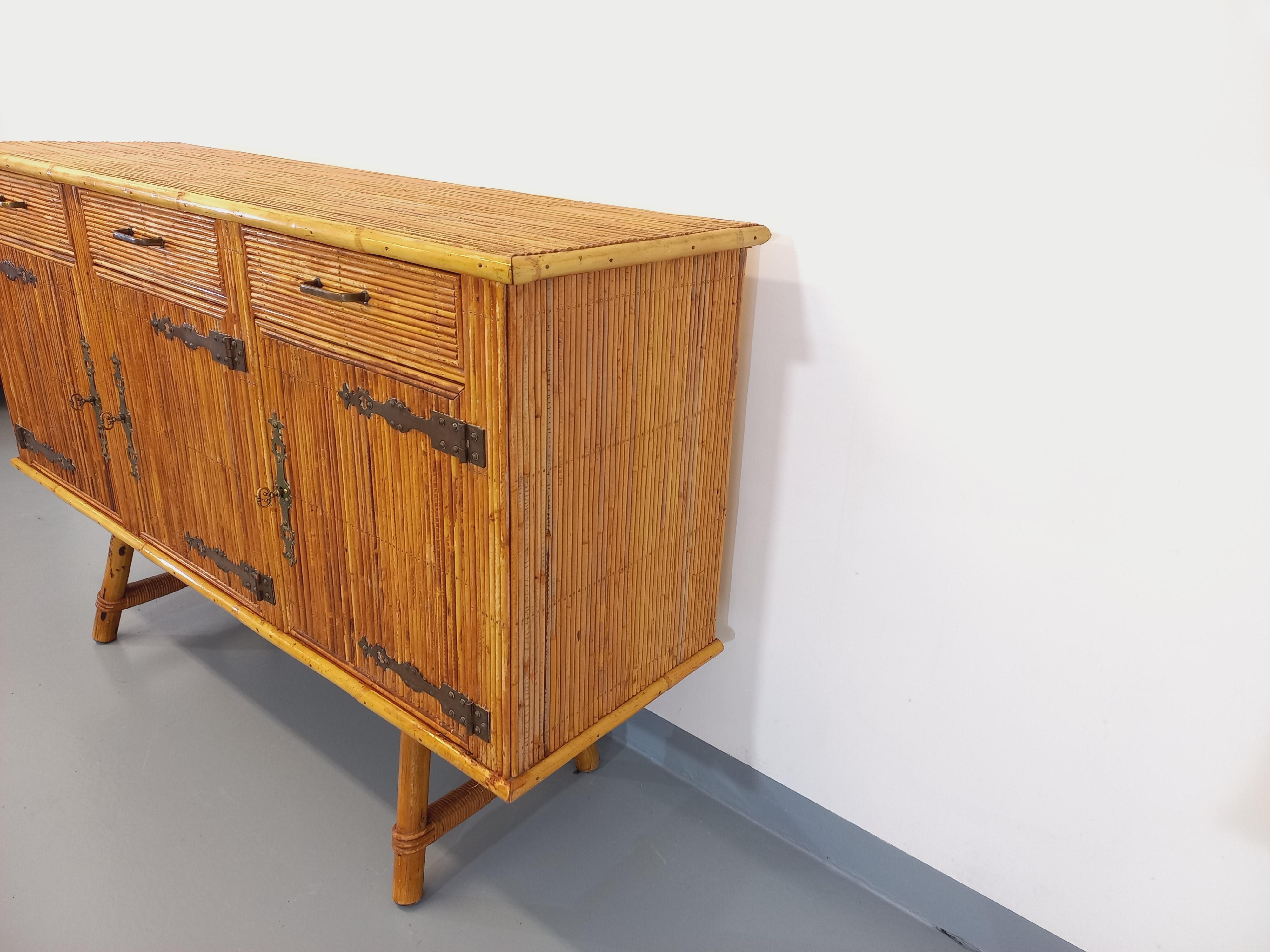 Rotin Enfilade vintage Audoux Minet en rotin des années 50 60 en vente